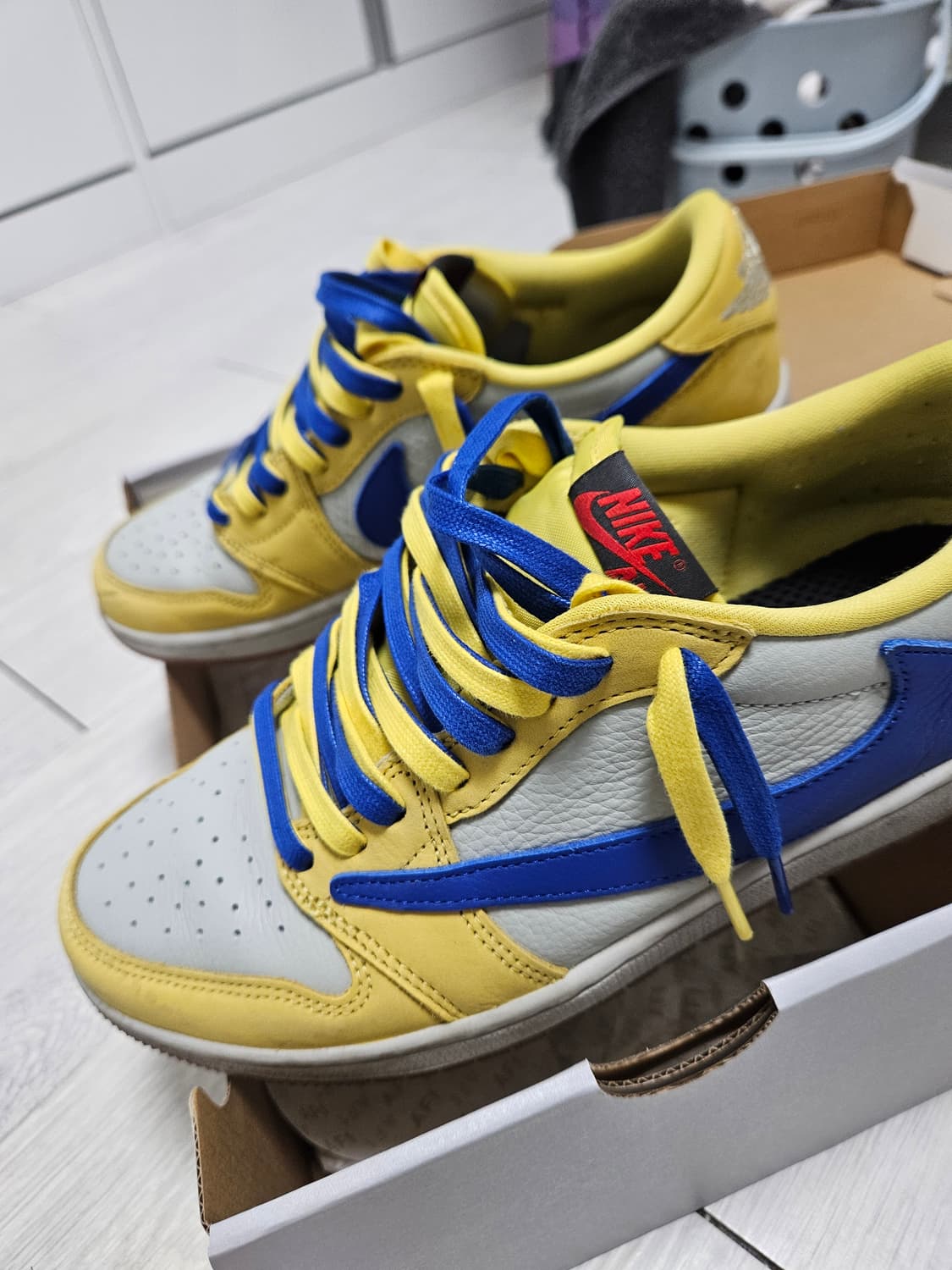 나이키 트레비스스캇 카나리 상품이미지2