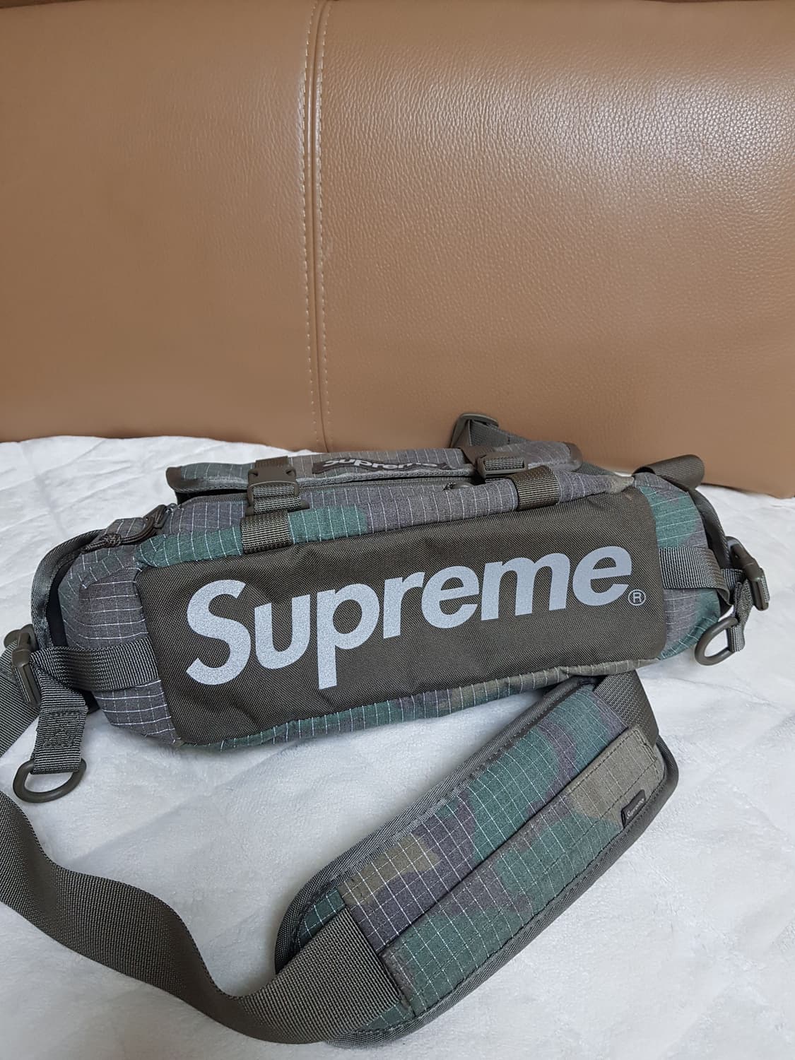 슈프림 미니 더플백 크로스백 우드랜드 카모 24SS 상품이미지3