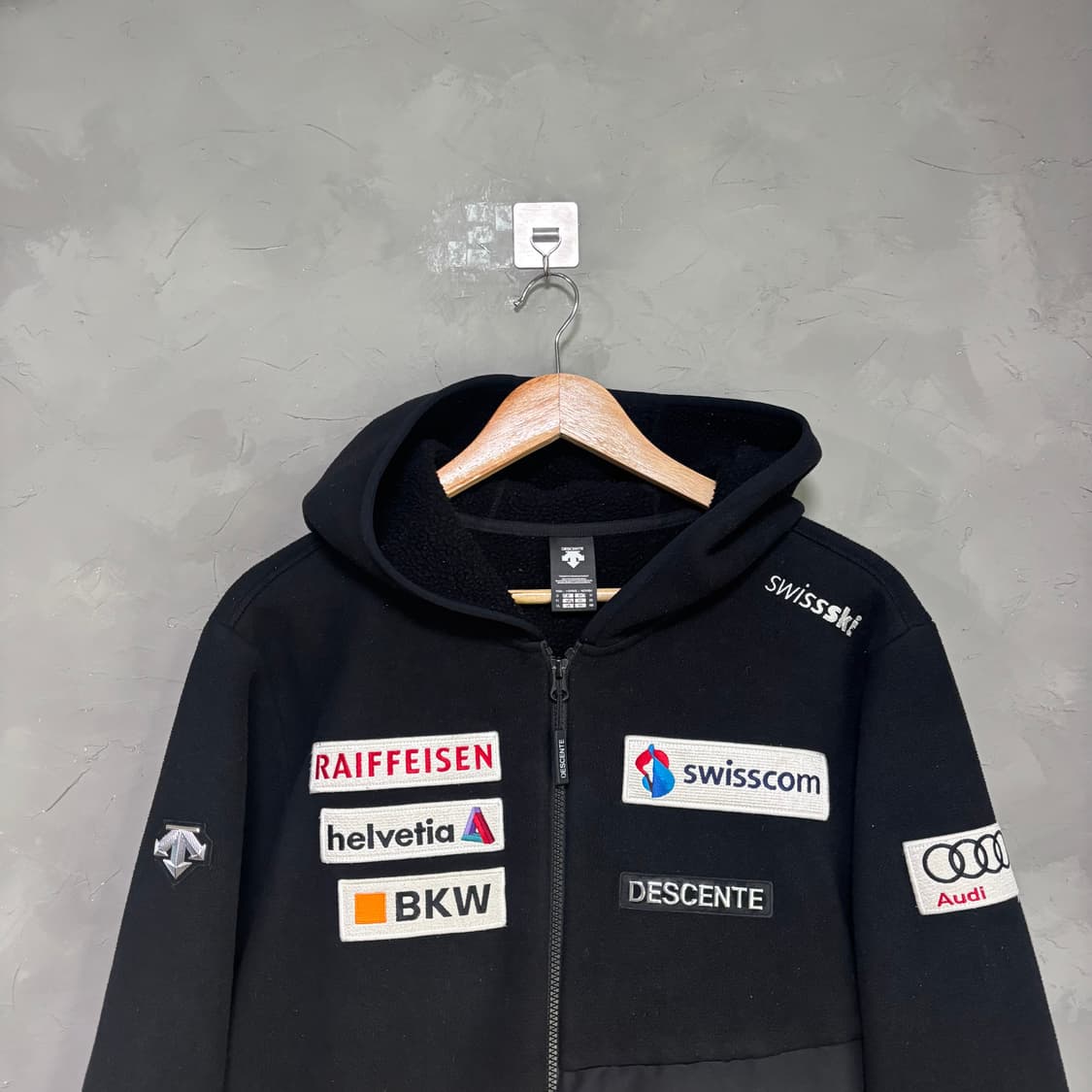 데상트 아우디 스위스 스키팀 플리스 블랙 상품이미지2