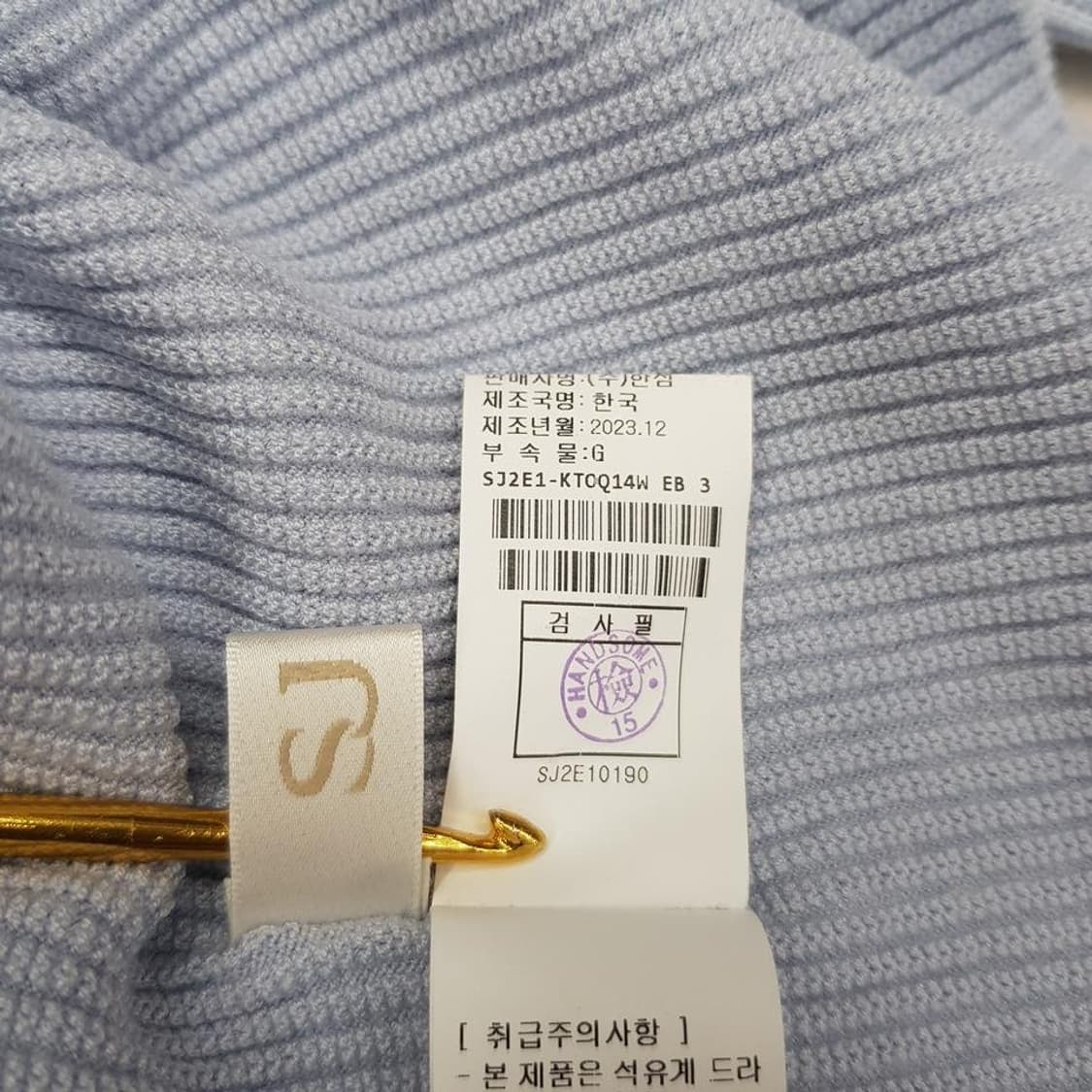 한섬 SJSJ 2023 라운드넥 플라워 디테일 니트 F사이즈 상품이미지7