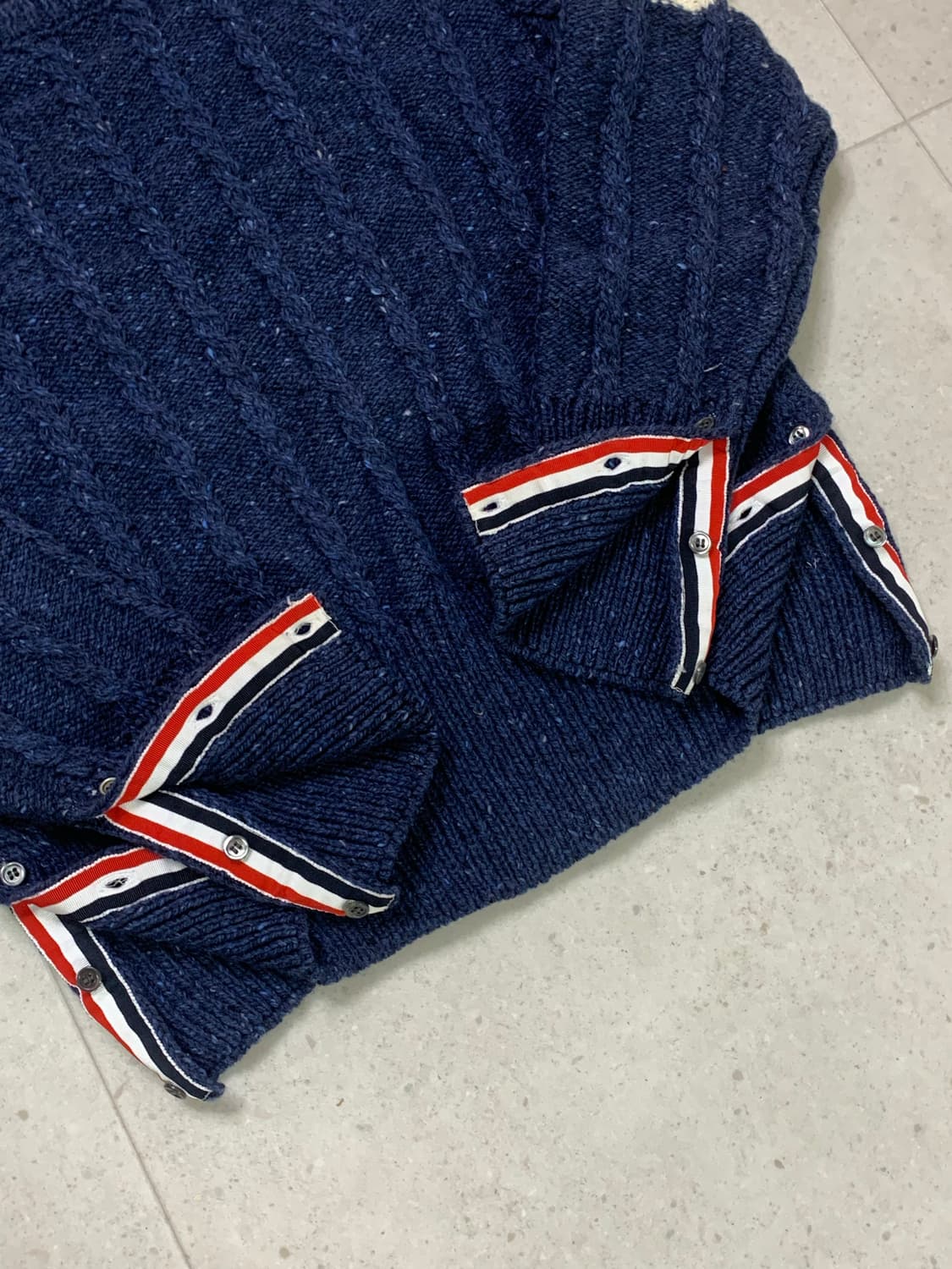 [4] 톰브라운 도네갈 트위스트 케이블 사선 클래식 크루넥 풀오버 블루 상품이미지3