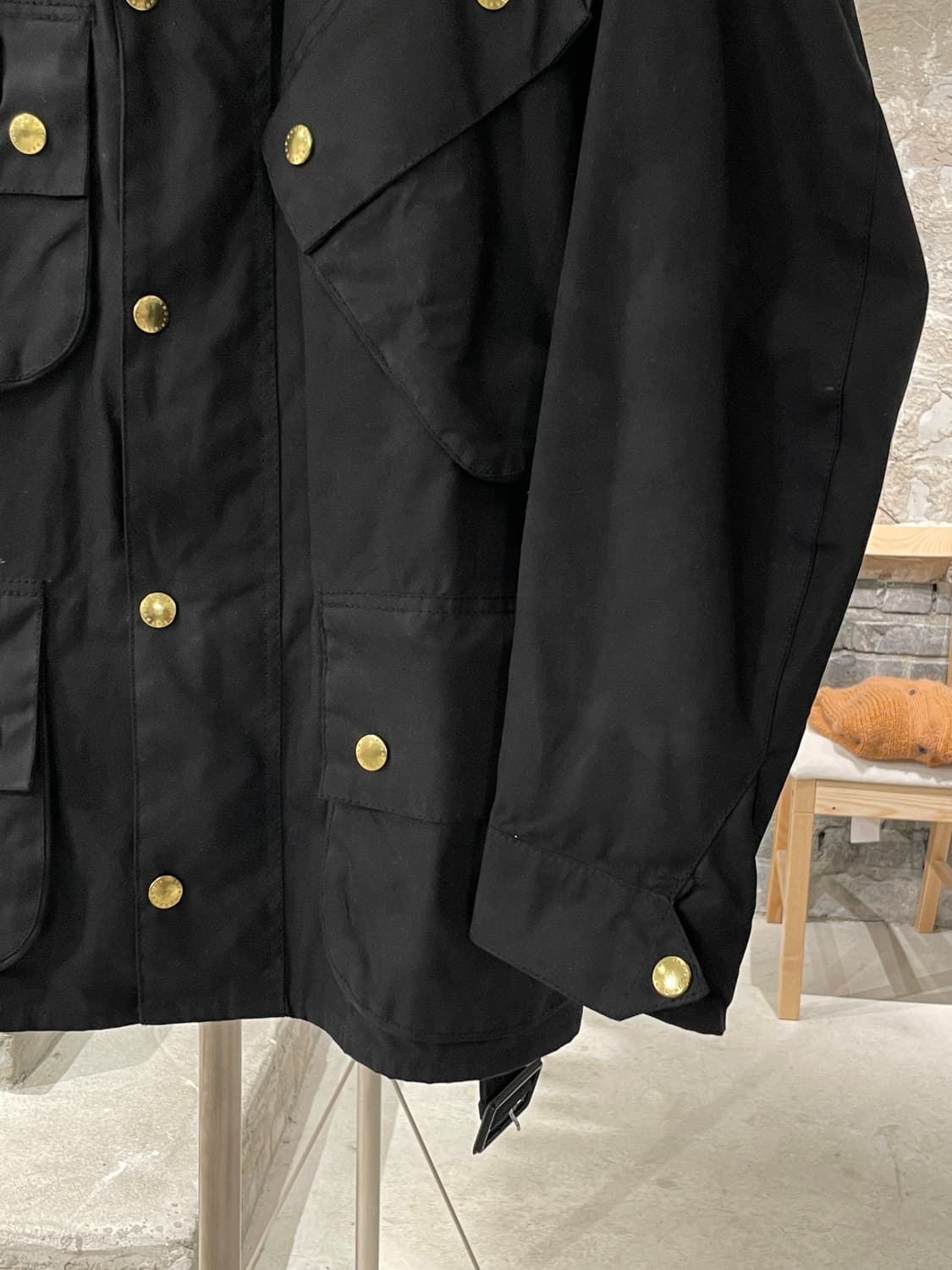 바버 인터내셔널 21A/W 블랙 금장 버튼 왁스 자켓 상품이미지5