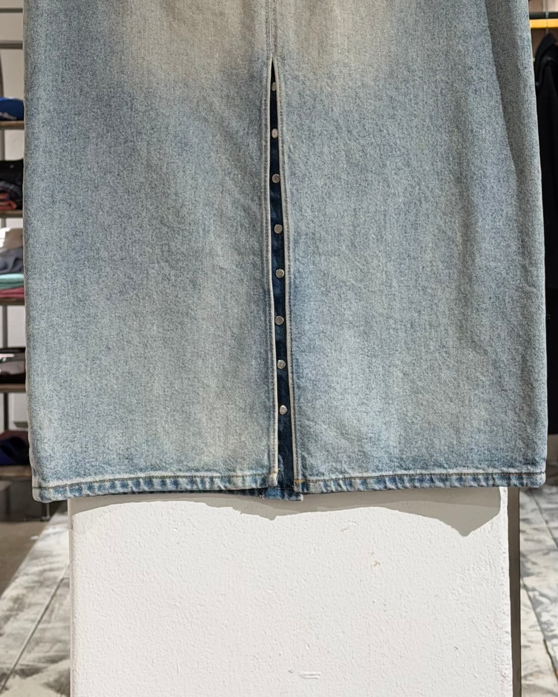 꾸레쥬 데님 워싱 버튼업 백트임 미디 스커트 상품이미지6