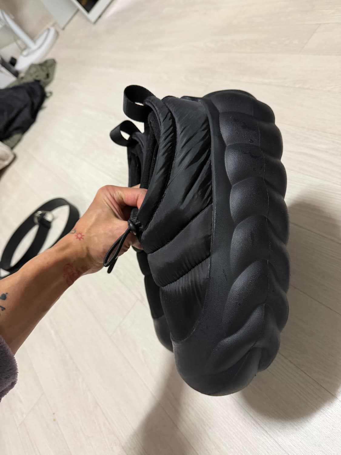 [265] 크록스 오버퍼프 쇼티 블랙 상품이미지3