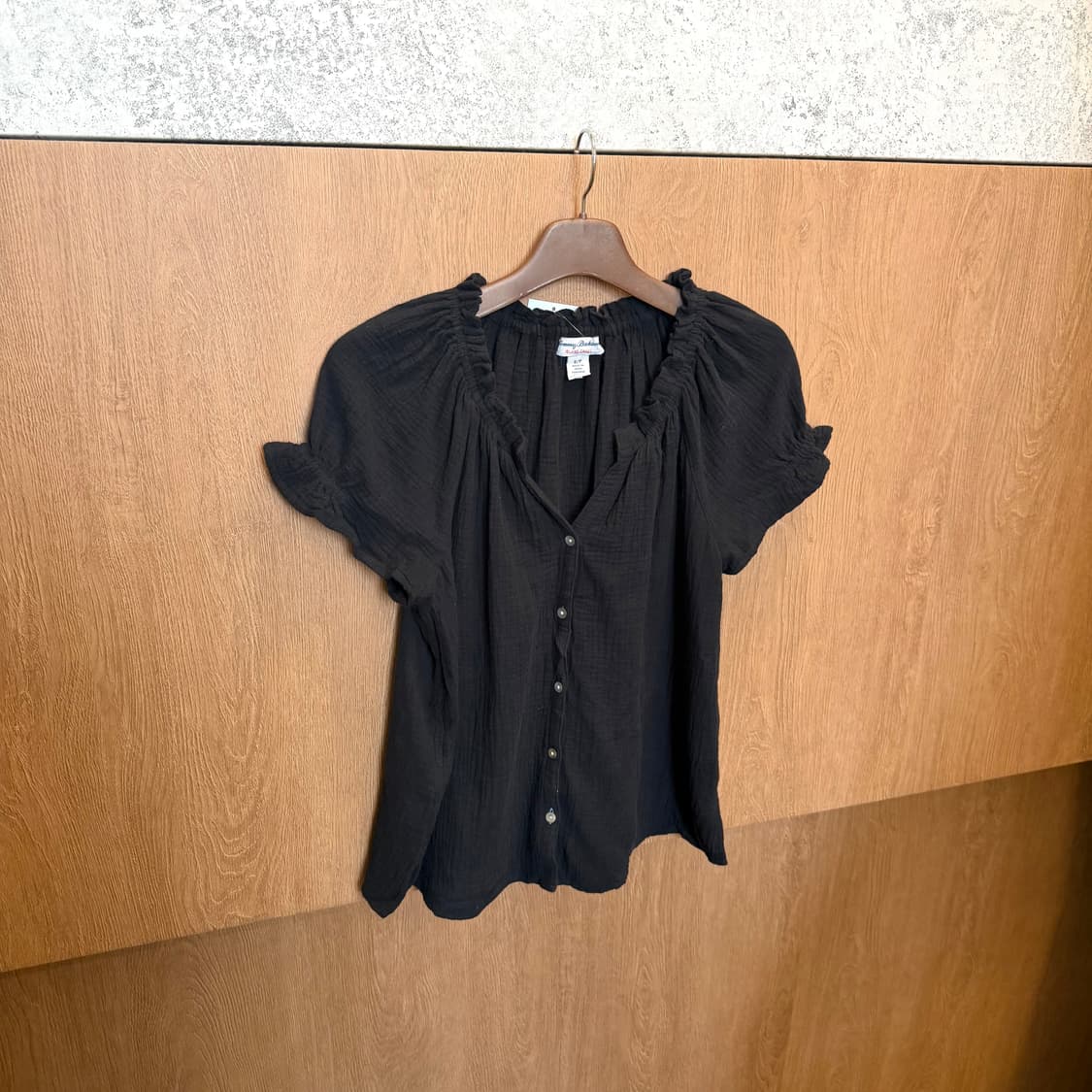 토미 바하마 브이넥 반팔 블라우스 프릴 셔링넥 버튼업 디테일 블랙 상품이미지1