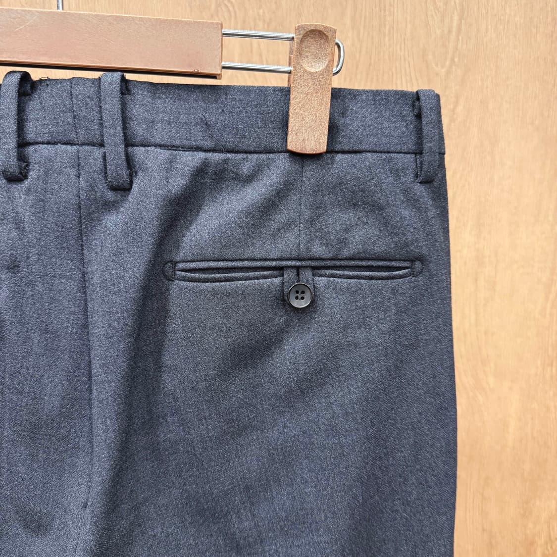 띠어리 슬랙스 팬츠 미니멀 포멀 디자인 히든 클로징 디테일 다크그레이 상품이미지6