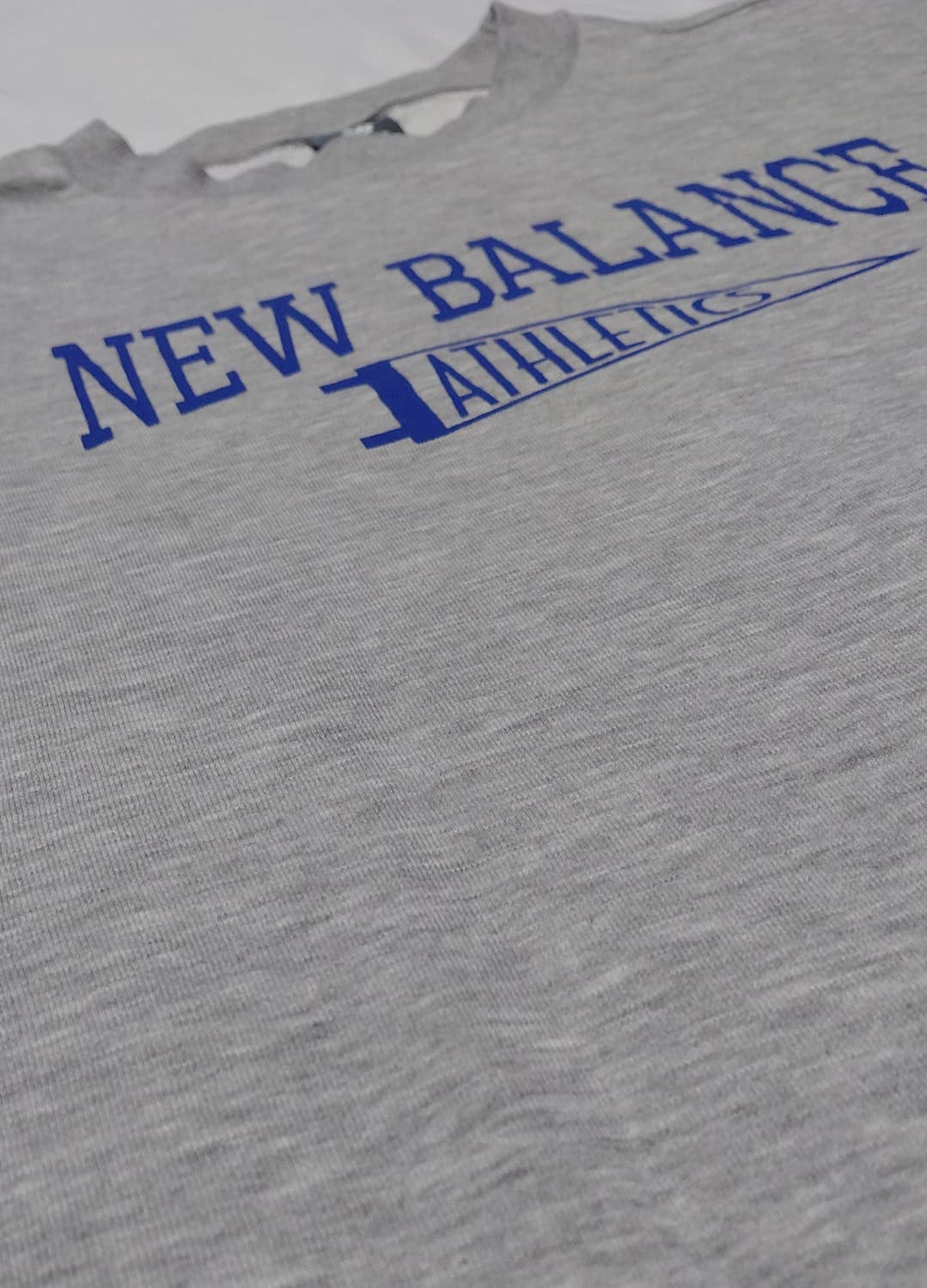 [L] 뉴발란스 에센셜 애슬레틱 펜던트 맨투맨 그레이 상품이미지4