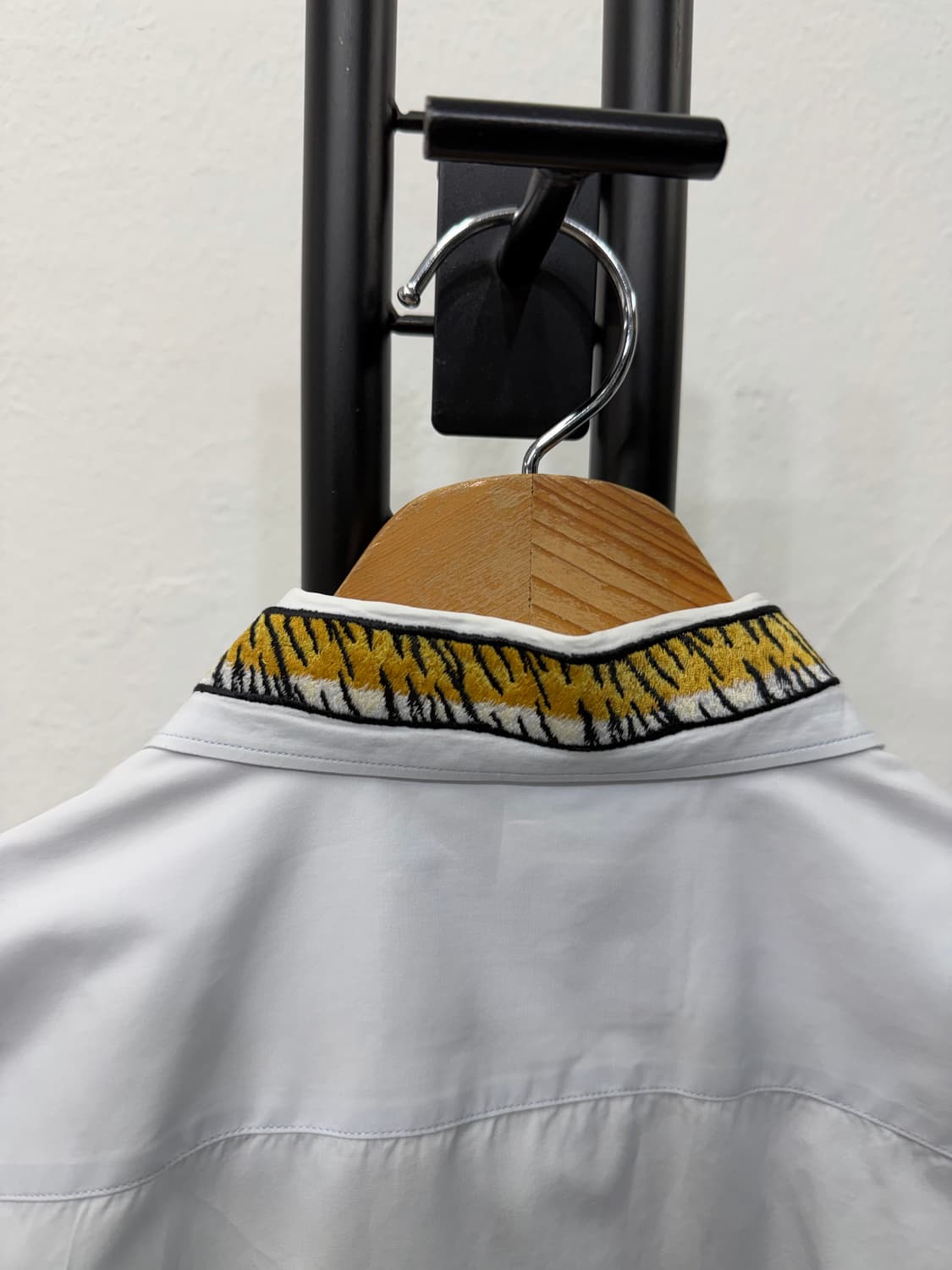 정품) 구찌 타이거 자수 라이트블루 셔츠 39(M) 상품이미지4