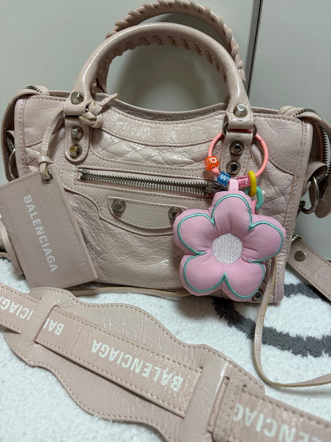 발렌시아가 로고 스트랩 시티백 미니 핑크 상품이미지2