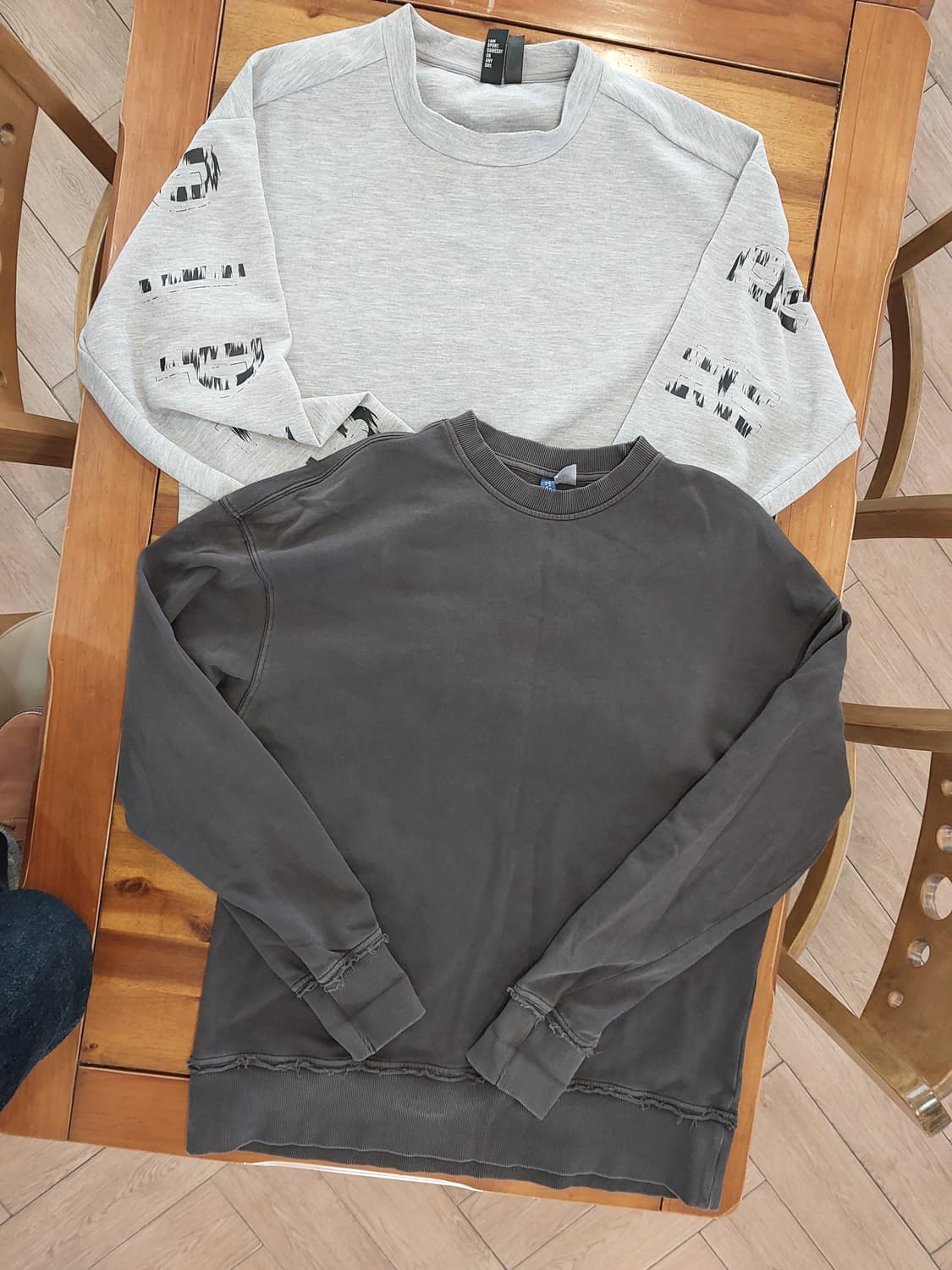 아디다스 폴리 그레이 맨투맨  H&M 차콜 오버사이즈 스웻셔츠  상품이미지1