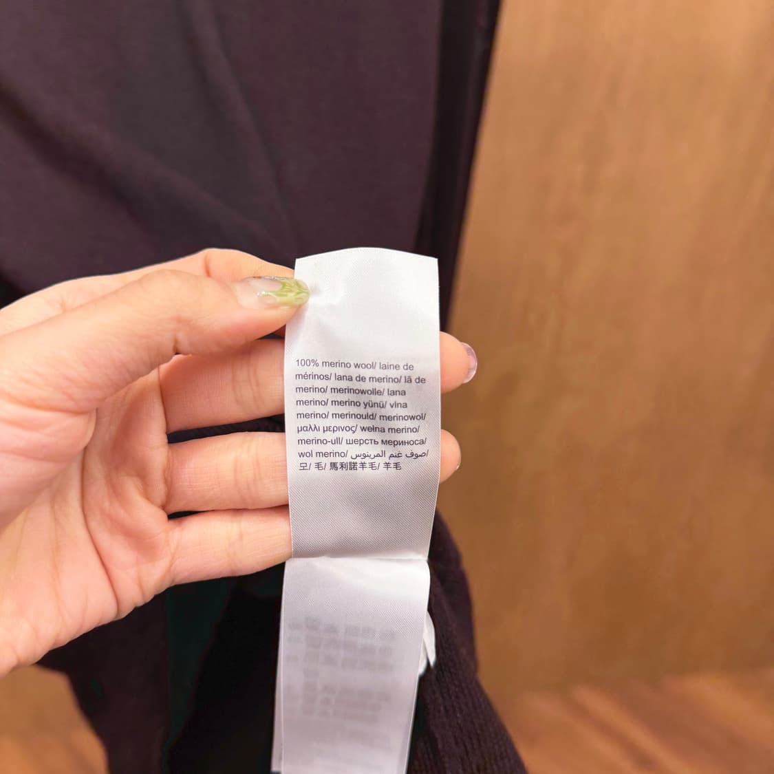 캘빈클라인 브이넥 울 니트 무지 로고 자수 디테일 레귤러핏 와인 상품이미지7