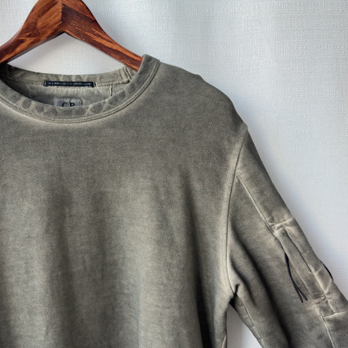 CP Company 렌즈 패치 가먼트다잉 워싱 맨투맨 차콜 그레이 95 상품이미지2