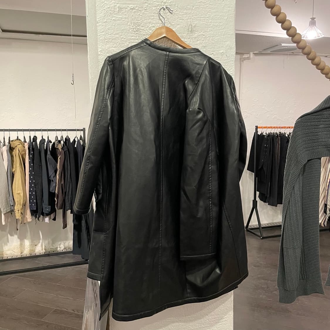  꼼데가르송 24aw 비대칭 레더 코트 상품이미지3