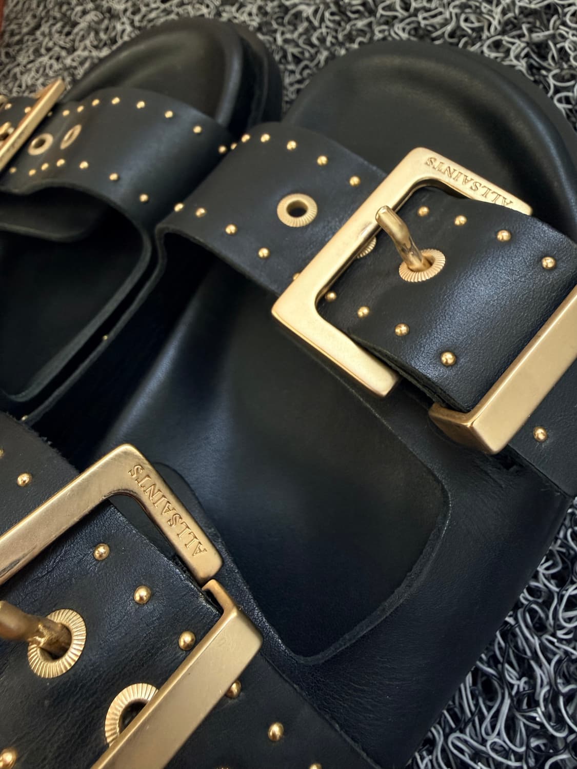 올세인츠(AllSaints) 스터드 버클 레더 슬라이드 샌들 - 블랙  상품이미지5