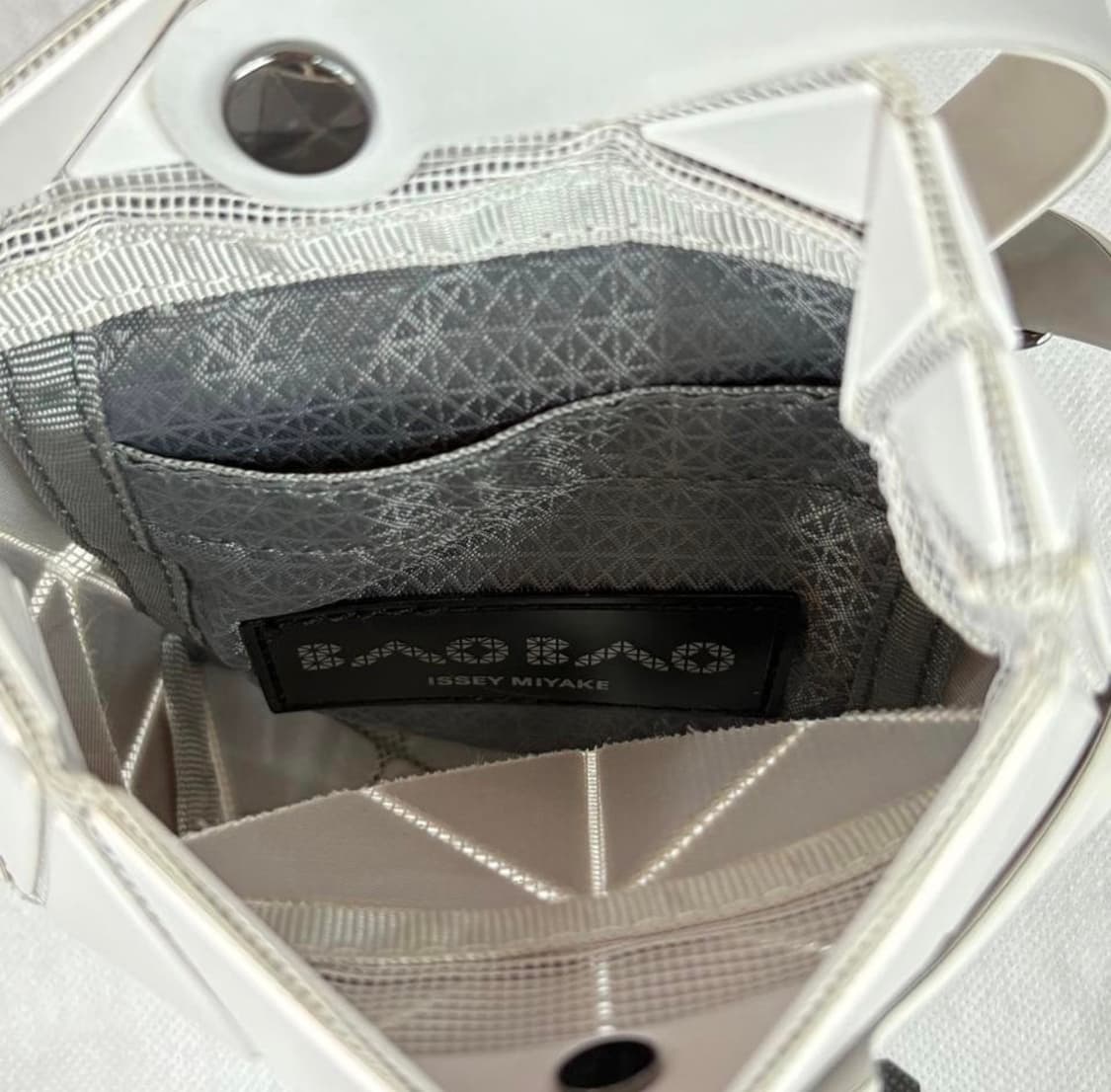 [리오브] 이세이미야케 바오 바오 루센트 메탈릭 실버 핸드백 상품이미지4
