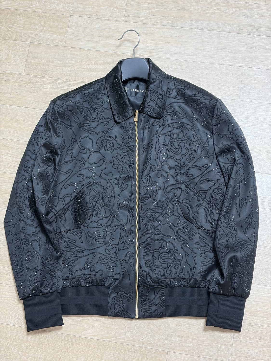 (BTS 정국 착용) 베르사체 라인스톤 바로크 봄버 자켓 상품이미지1