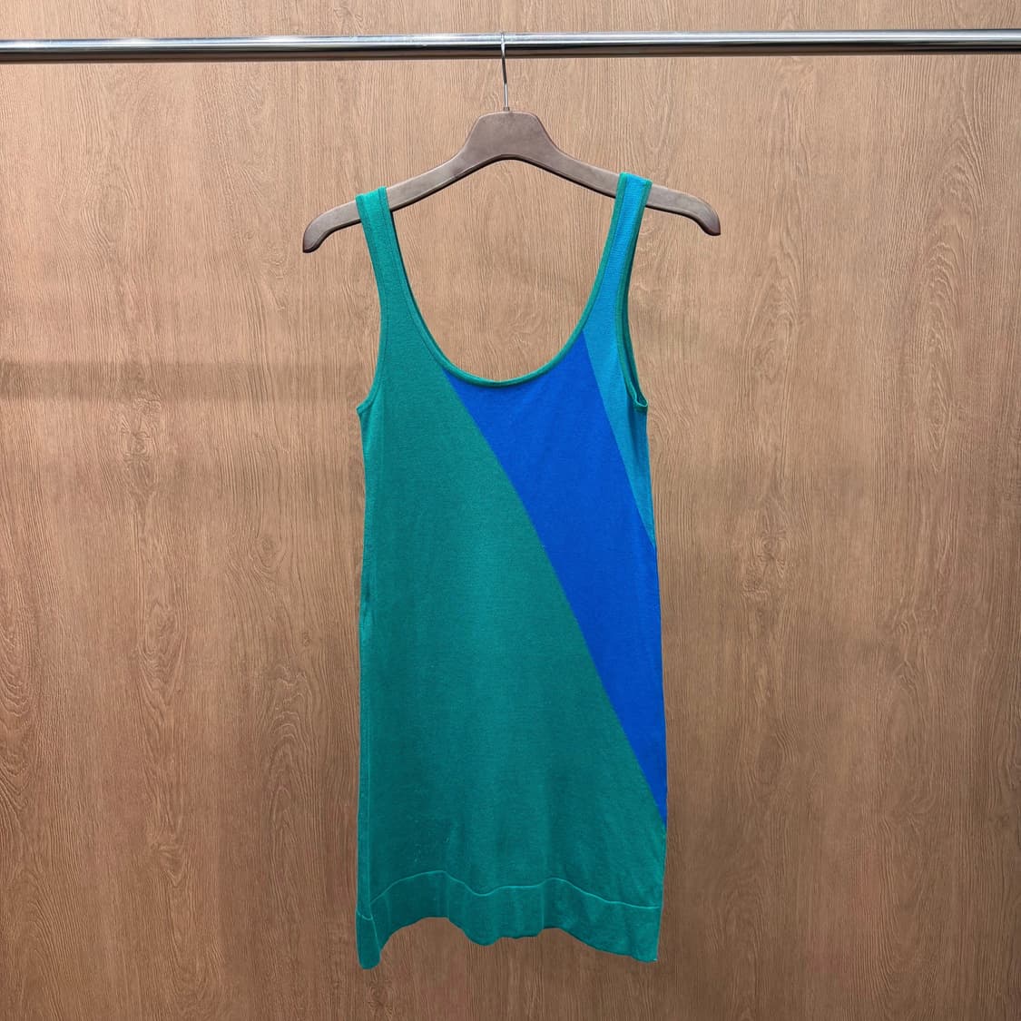 띠어리 라운드넥 슬리브리스 니트 원피스 블루 사선 컬러 블록 디테일 그린 상품이미지3