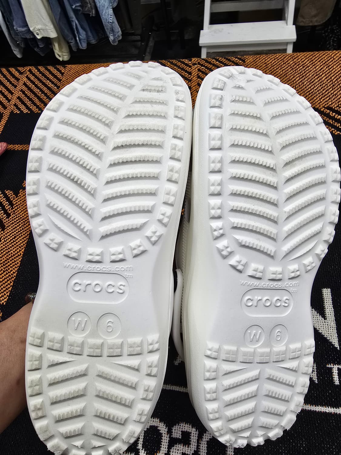 크록스 화이트 지비츠 장식 슬리퍼 (1874) 상품이미지5