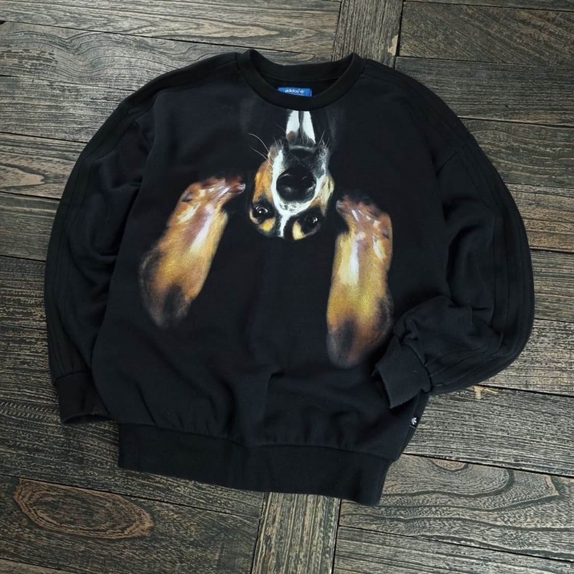 [아디다스] 강아지 프린팅 삼선 오버핏 맨투맨 블랙 M18551 상품이미지1