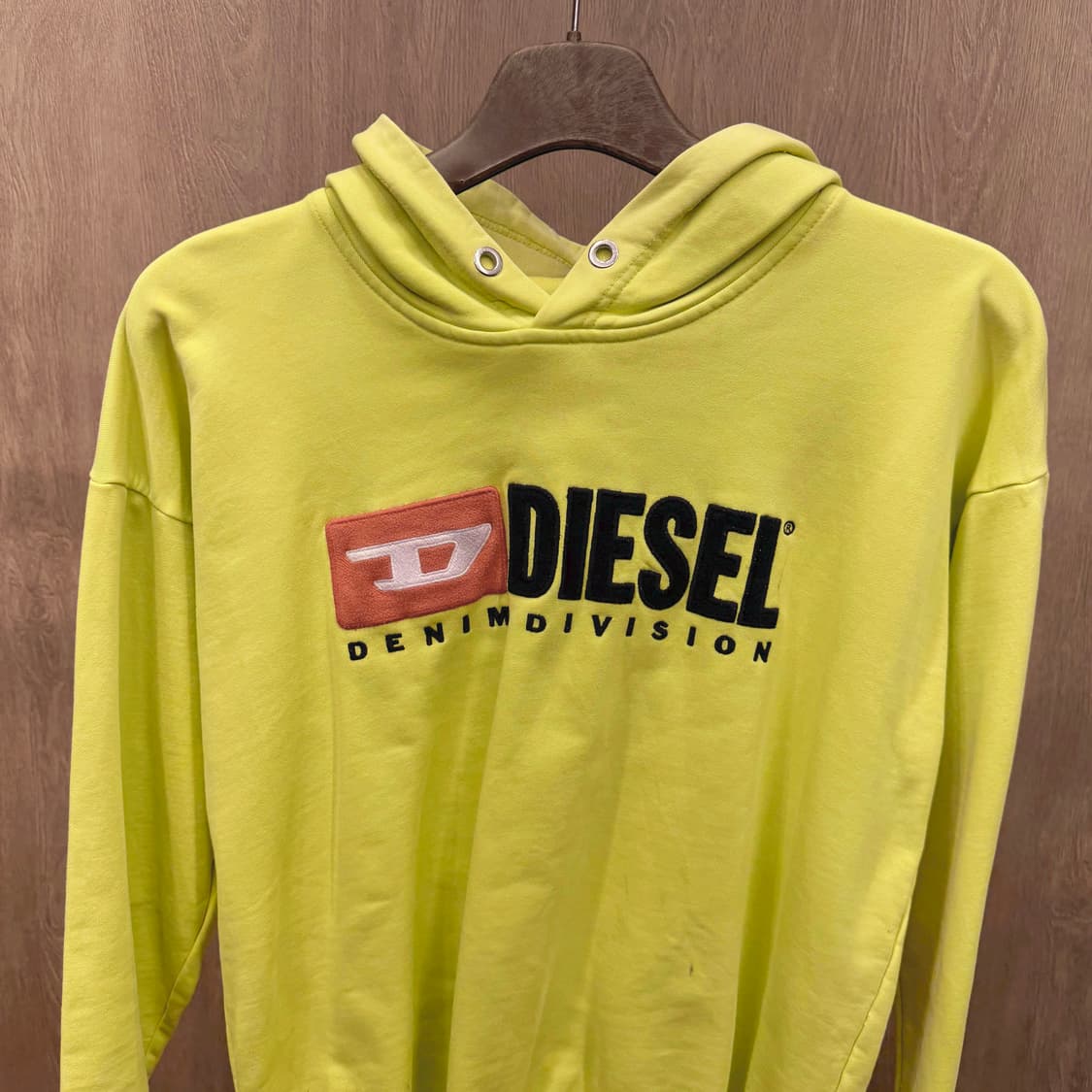 디젤 후드티 프론트 로고 자수 패치 디테일 레귤러핏 라임 옐로우 상품이미지4
