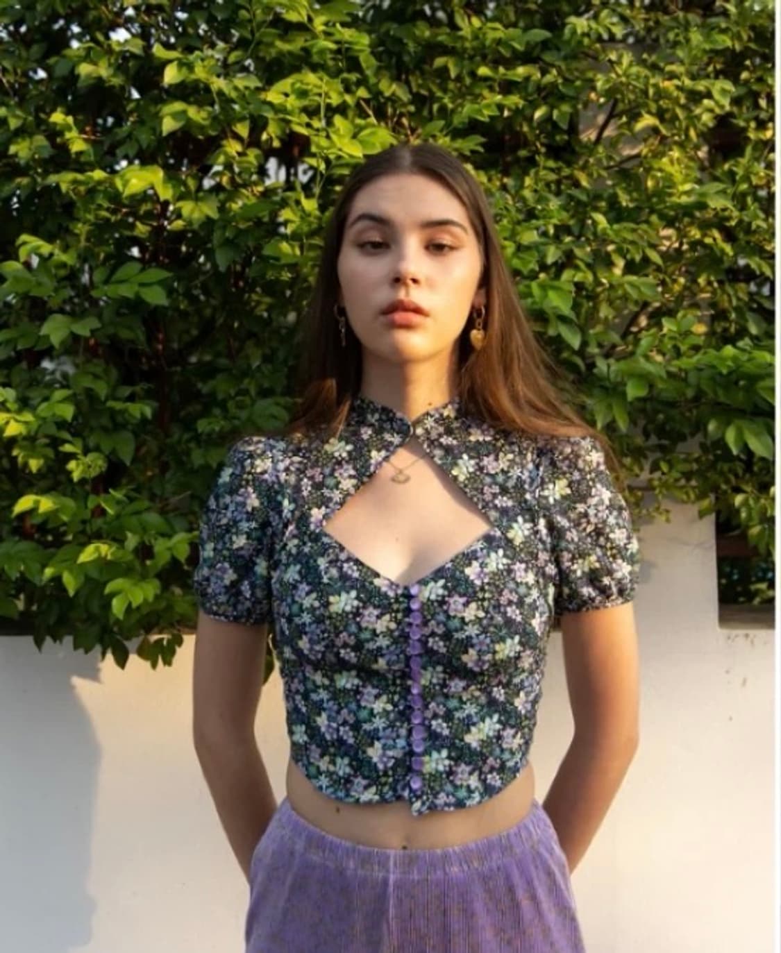 에이프릴풀데이 미니 퍼프 버튼업 블랙 플로럴 컷오프 탑 반팔 셔츠 상품이미지1