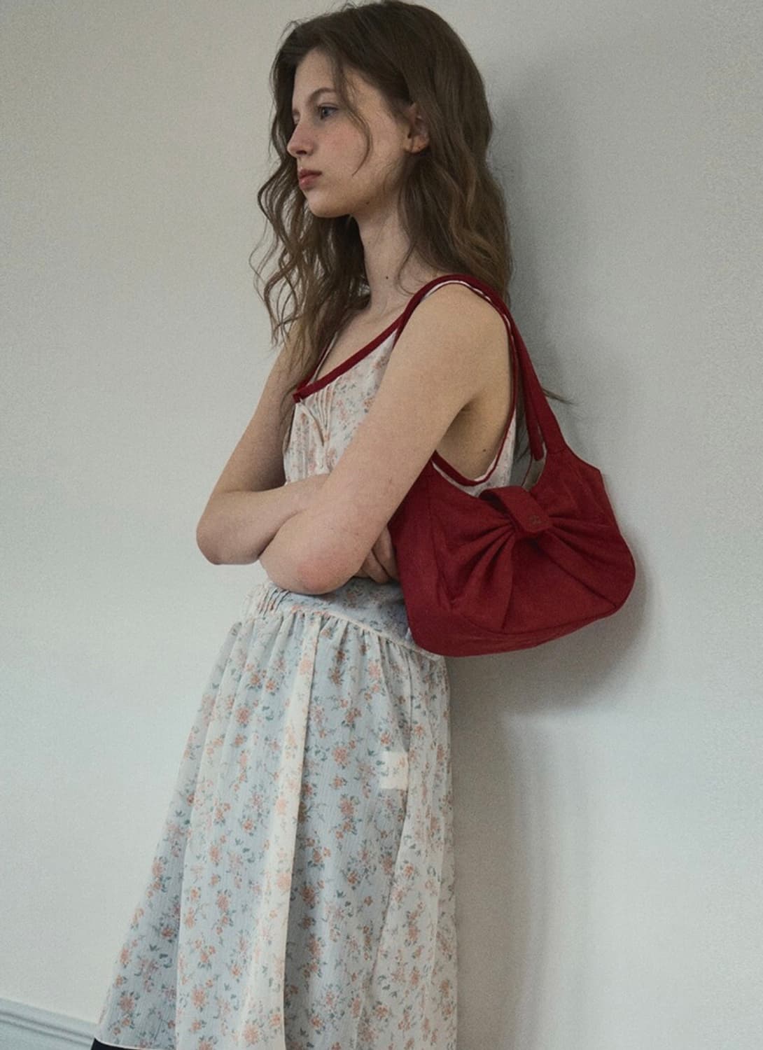 스웨이드 리본 숄더백 딥레드 아우어노스텔지아 상품이미지3