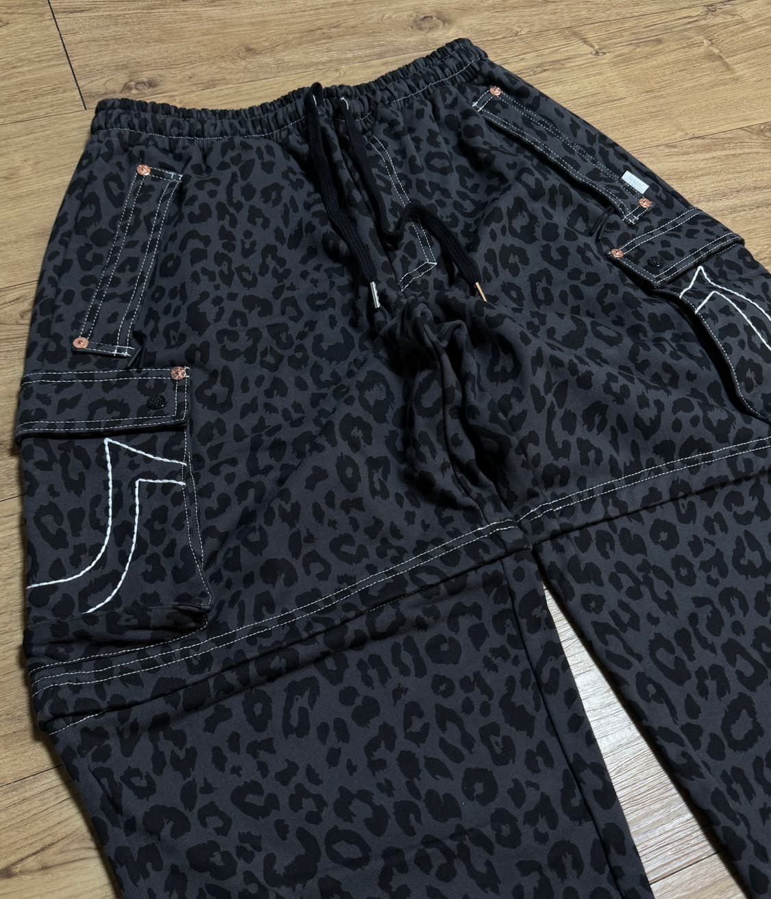 [M] 트루릴리젼 x 페치 스웻 세퍼레이트 카고 팬츠 레오파드 차콜 상품이미지5