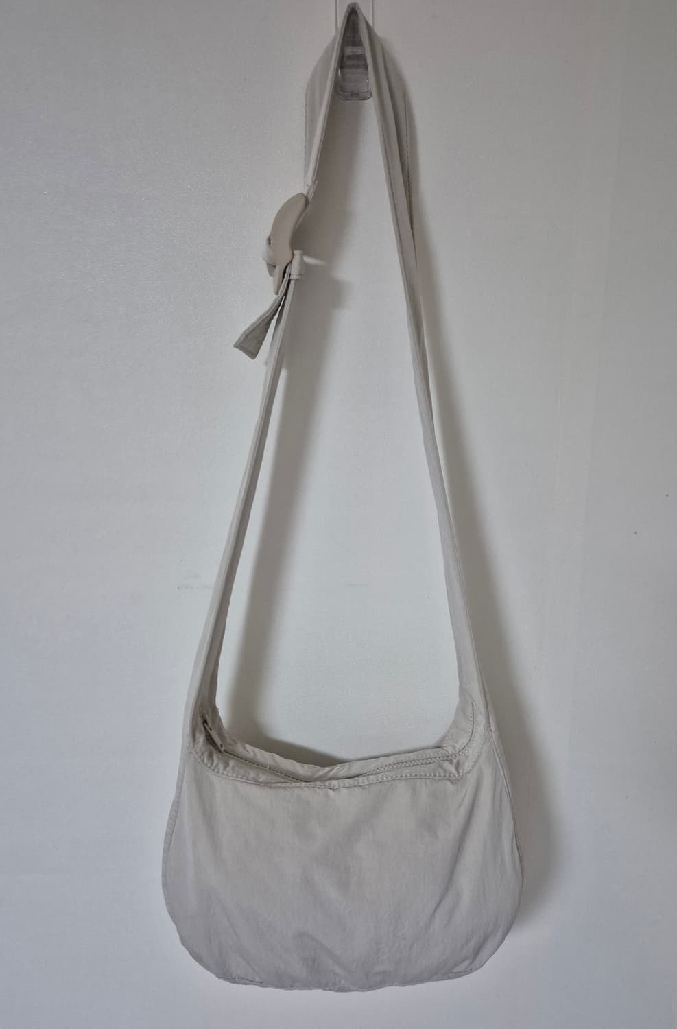 코스 COS 나일론 크로스바디 새들백 라이트그레이 상품이미지4