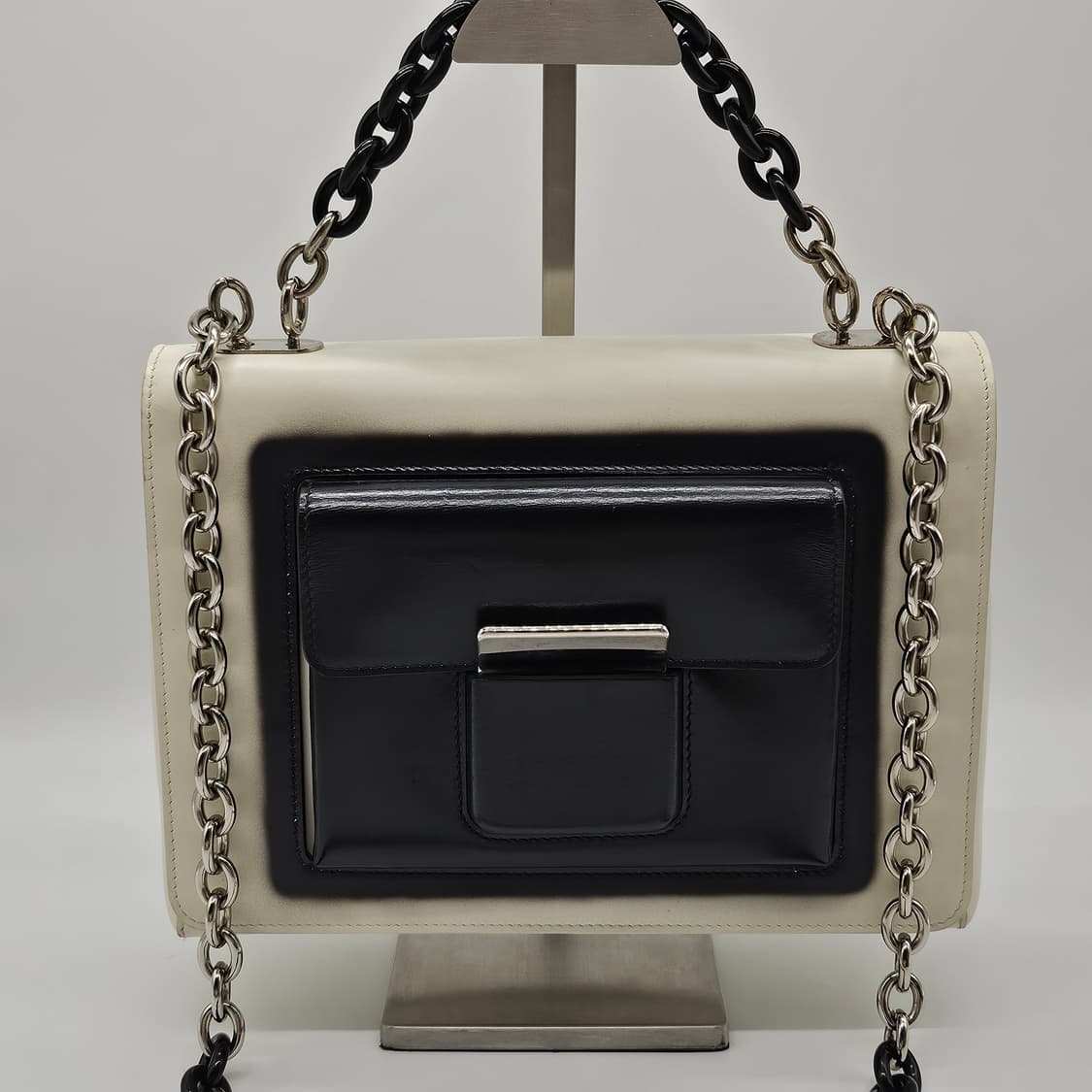 정품 발렌시아가 블랙앤화이트 스프레이백  상품이미지2