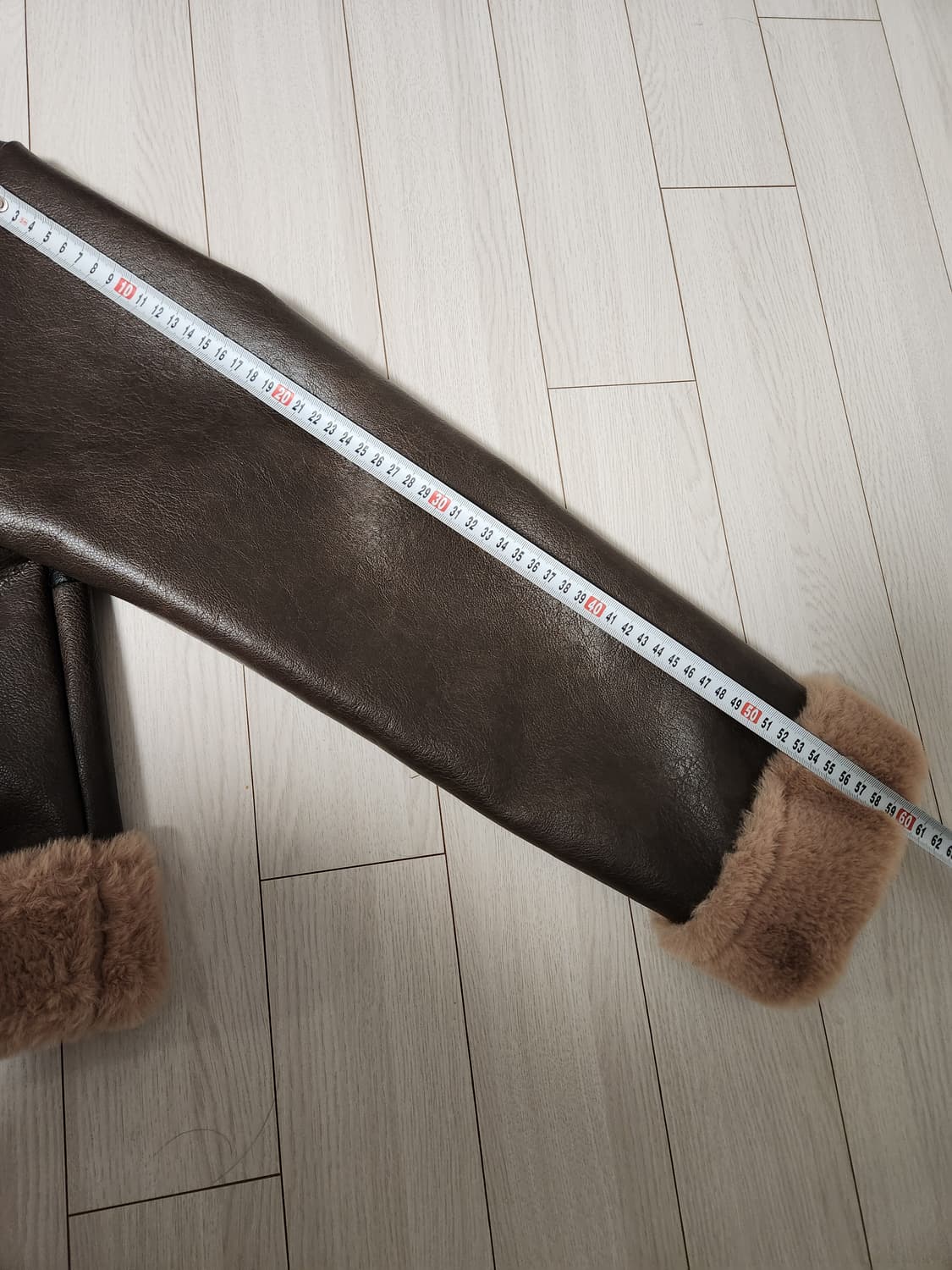 MUYBIEN 크롭 무스탕 사이즈F

얼핏보면 거의 새거처럼 관리되어 있 상품이미지9