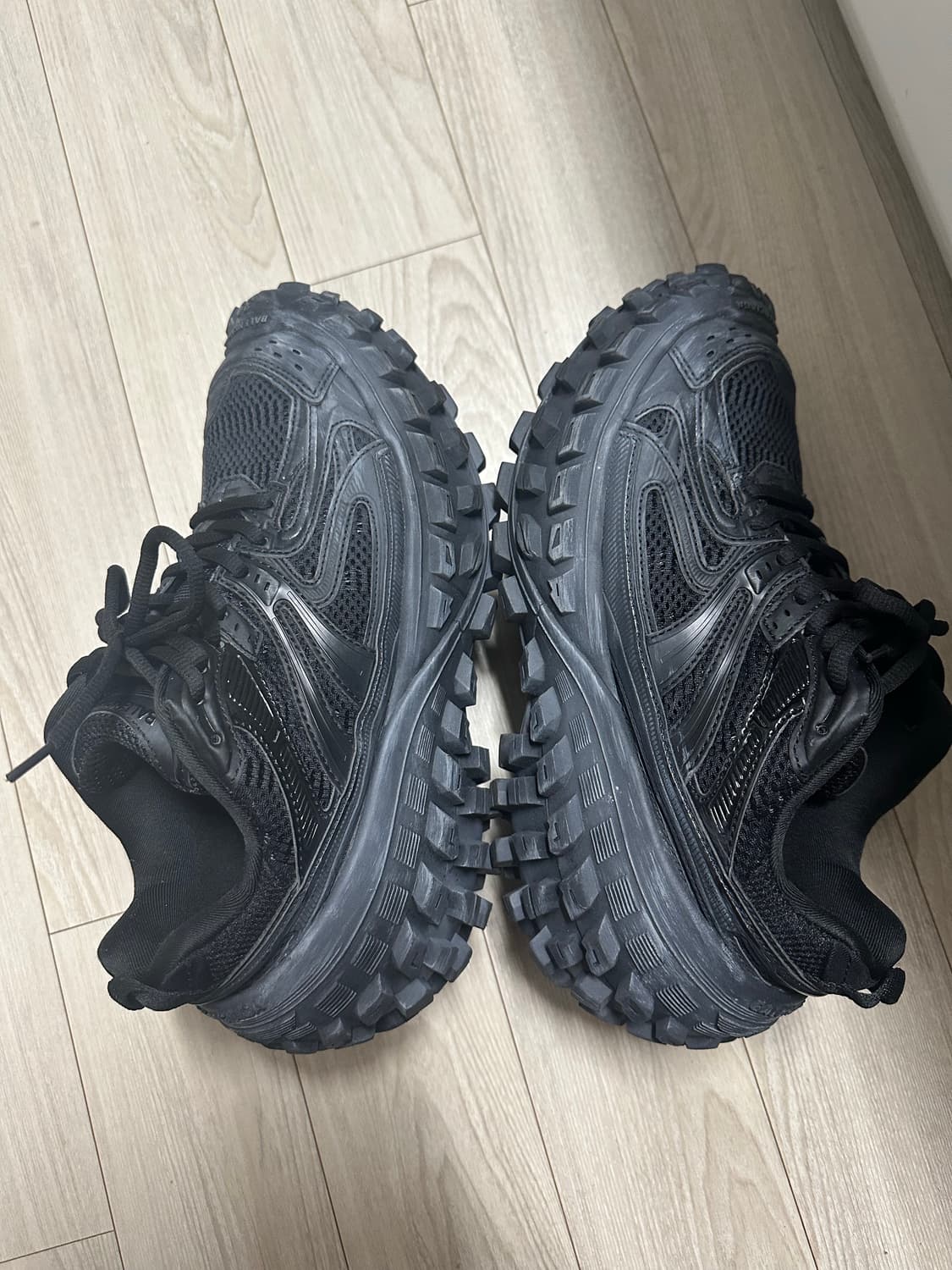 발렌시아가 디펜더 상품이미지3