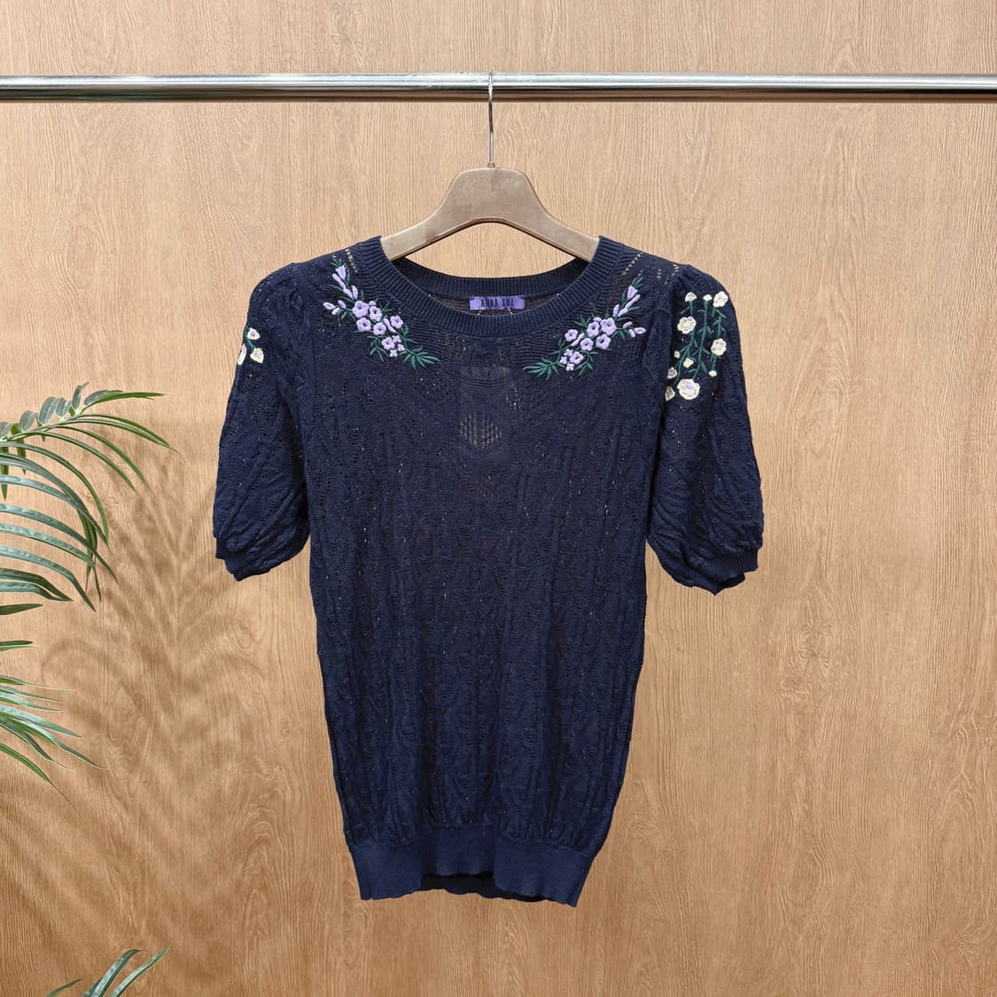 안나수이 퍼프 소매 반팔 니트 시스루 짜임 플라워 자수 디테일 네이비 상품이미지1