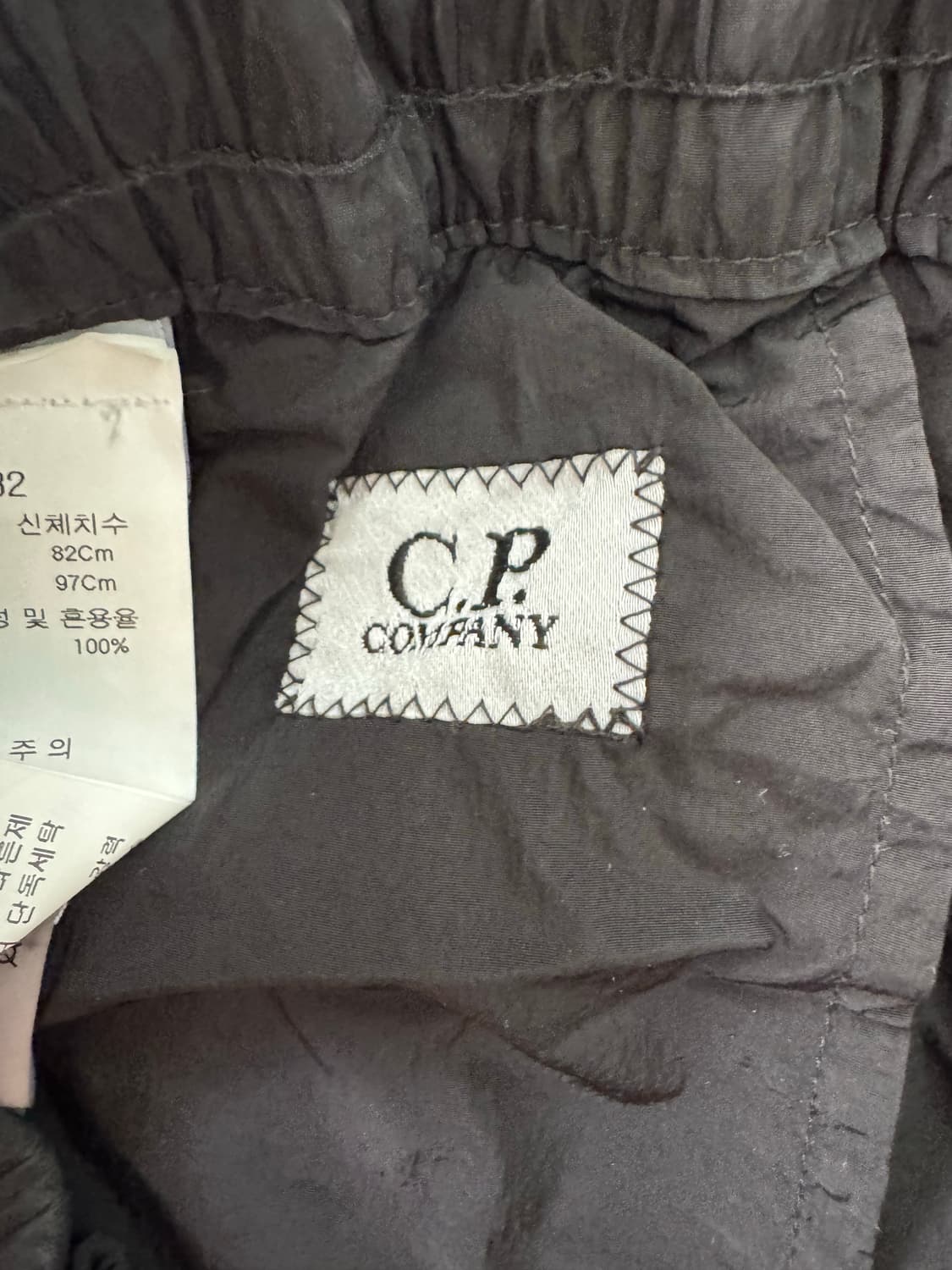 C.P. COMPANY 렌즈 디테일 나일론 팬츠 상품이미지4