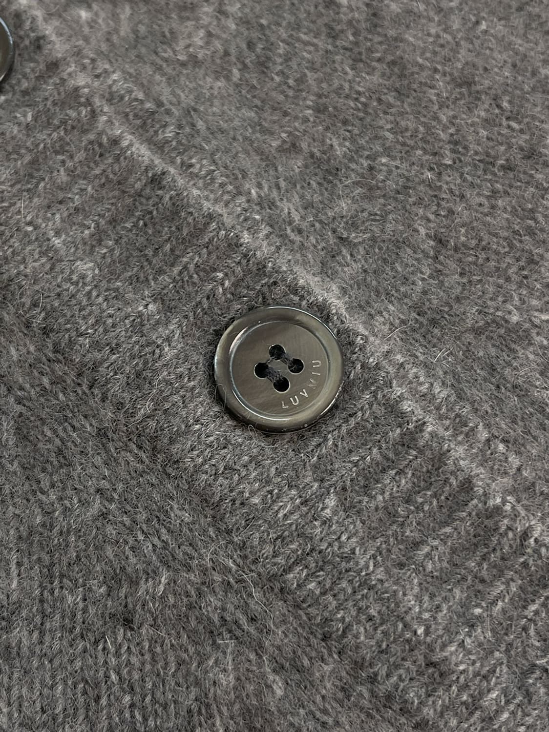 러브미우 니모 캐시미어 버튼 니트, 차콜 상품이미지8