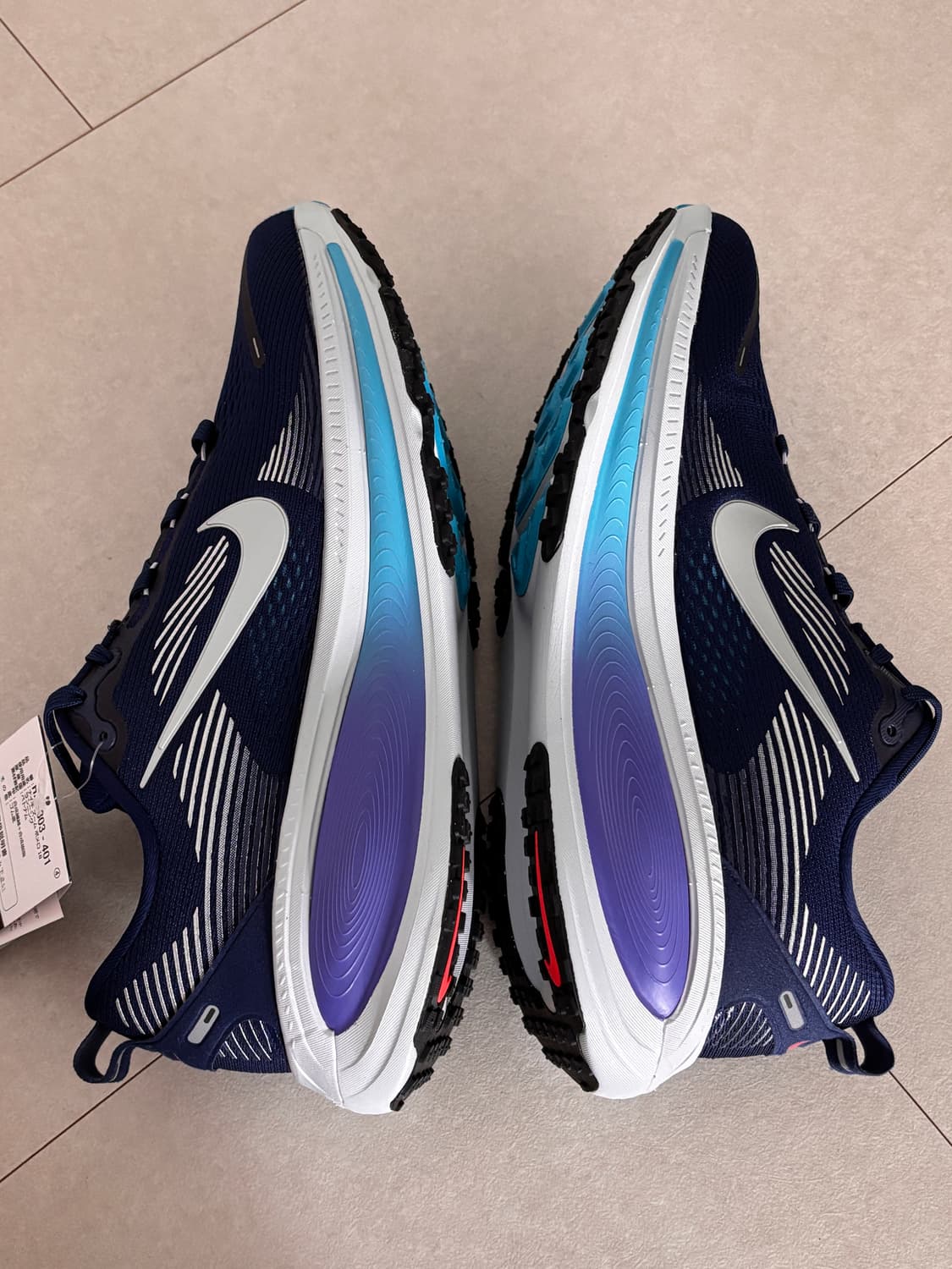 Nike Vomero 18 Blue Void Blue Lightning 상품이미지4