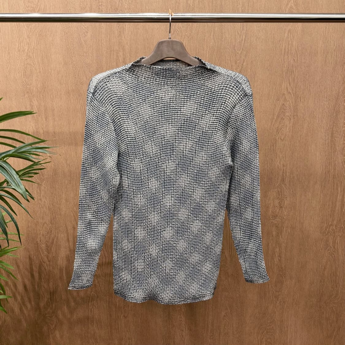 JPN 슬림핏 긴팔 니트 탑 세로 플리츠 텍스처 디테일 블랙 차콜 그레이 상품이미지1