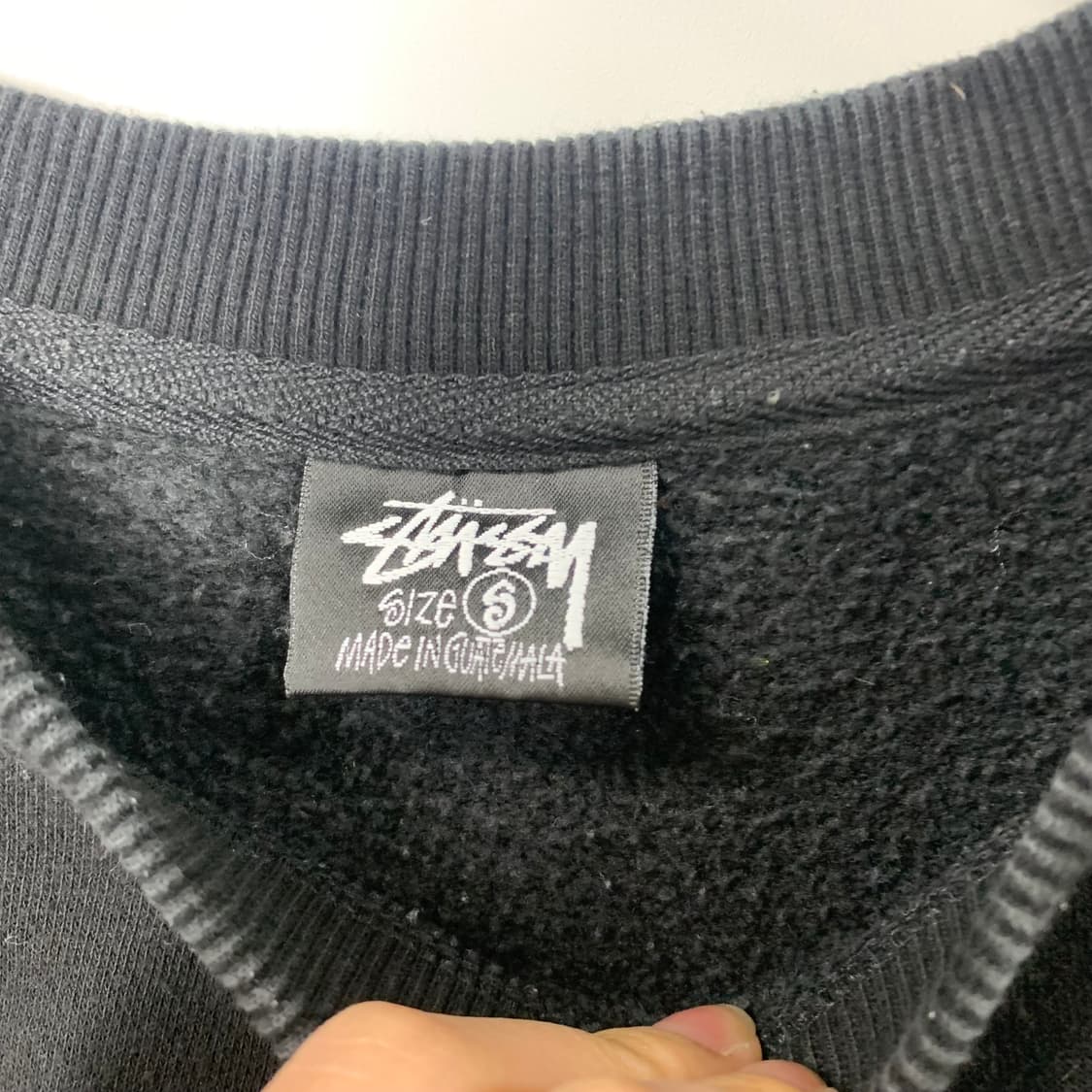 스투시 스탁로고 블랙 맨투맨 상품이미지9