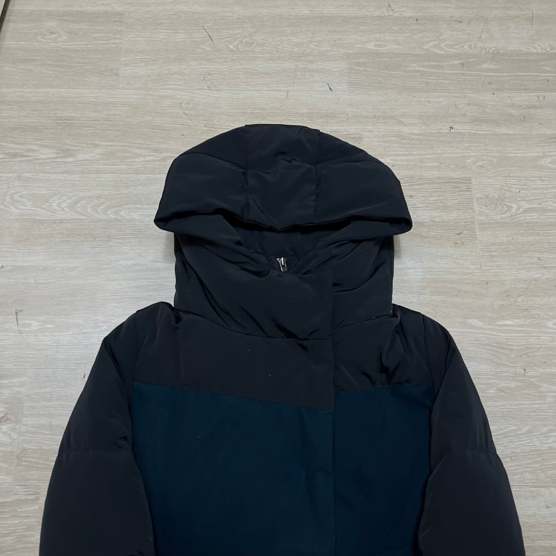 지고트 여성 구스다운 배색 후드 미디엄 롱패딩 [블랙] 88-90-160 상품이미지2