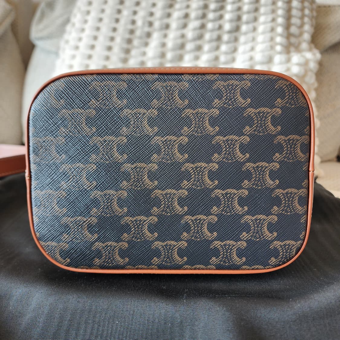 새상품급 셀린느 버킷백 스몰 트리옹프 캔버스 탄 상품이미지5