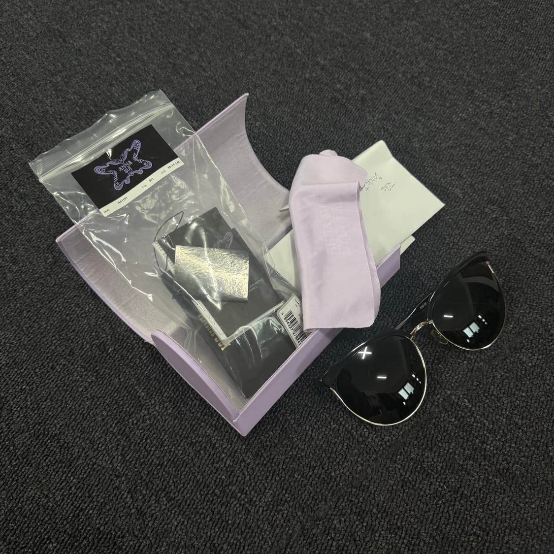 안나수이 블랙골드 선글라스 상품이미지1