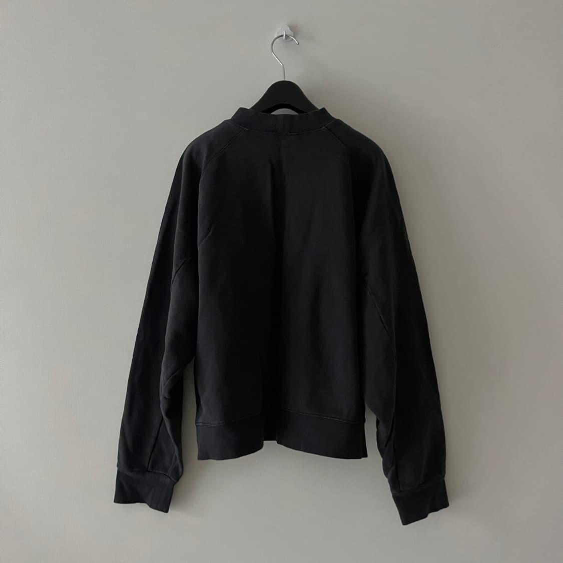 아모멘토 모크넥 차콜 맨투맨 상품이미지3