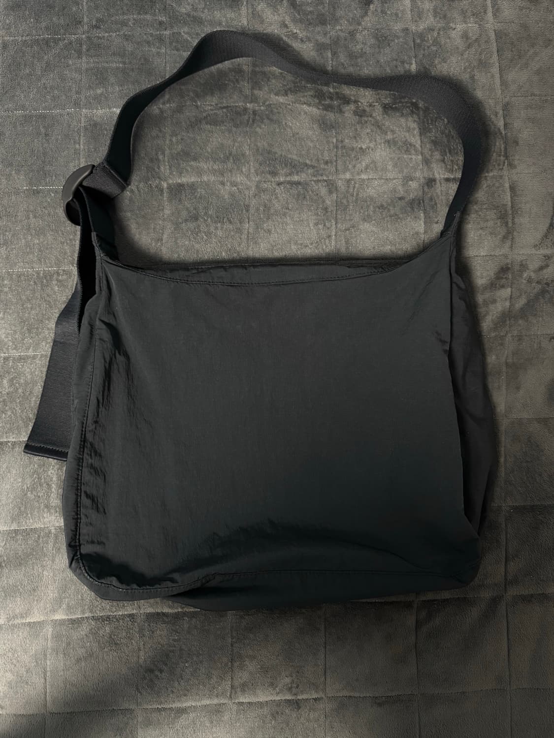 코스 COS 나일론 슬라우치 크레센트 메신저백 네이비 상품이미지3