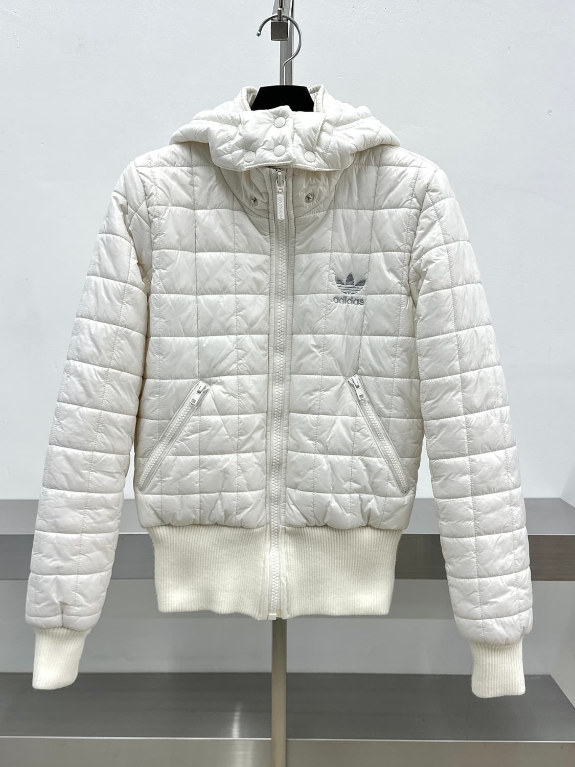 아디다스 화이트 스퀘어퀼팅 후드 점퍼 상품이미지2