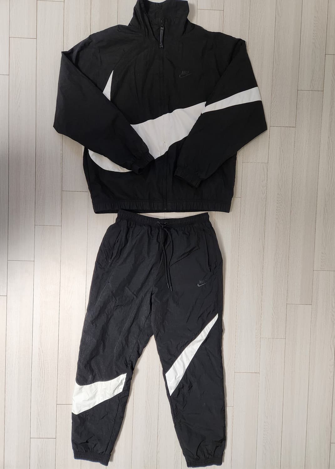 나이키 우븐 빅스우시 바람막이 블랙 트레이닝복 상L하의M 세트

상의 화 상품이미지1