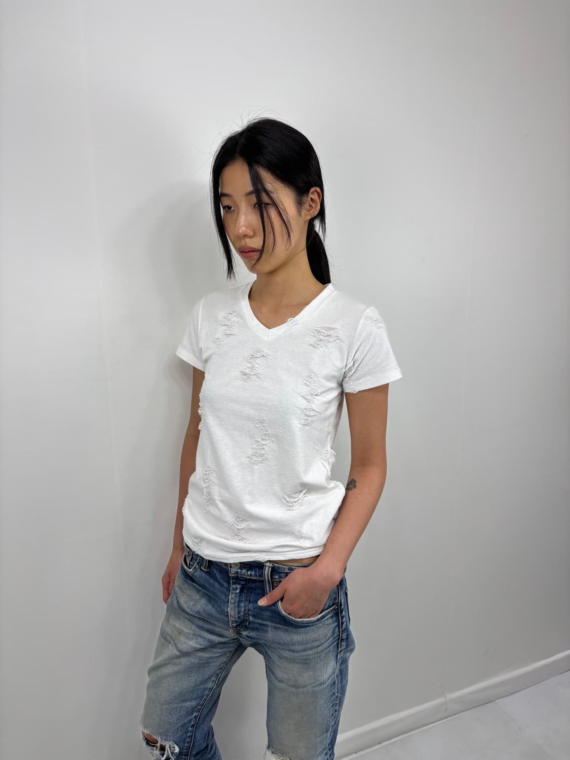 DISTRESSED V NECK TEE 상품이미지1