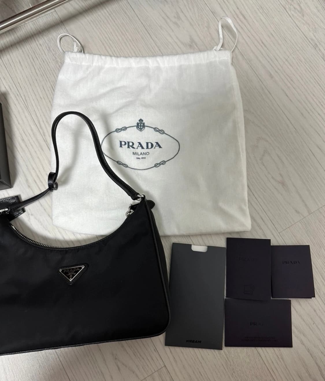 프라다 리에디션 2005 사피아노 트리밍 리나일론 호보백 블랙 상품이미지4
