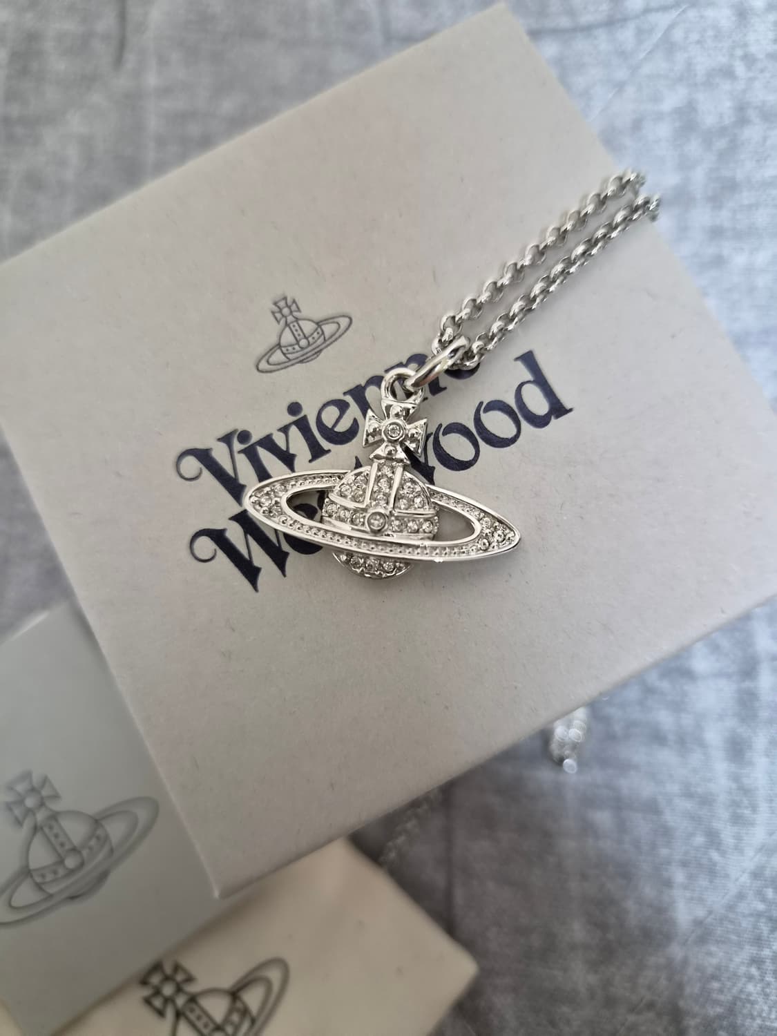 비비안 웨스트우드 미니 바스 릴리프 목걸이 상품이미지2