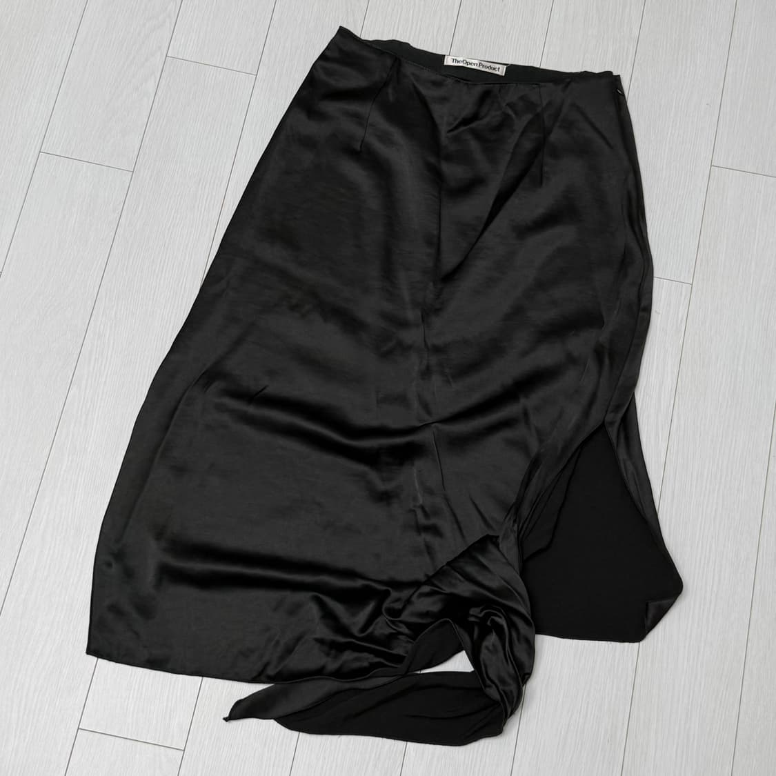 더오픈프로덕트 블랙 새틴 스커트 상품이미지3