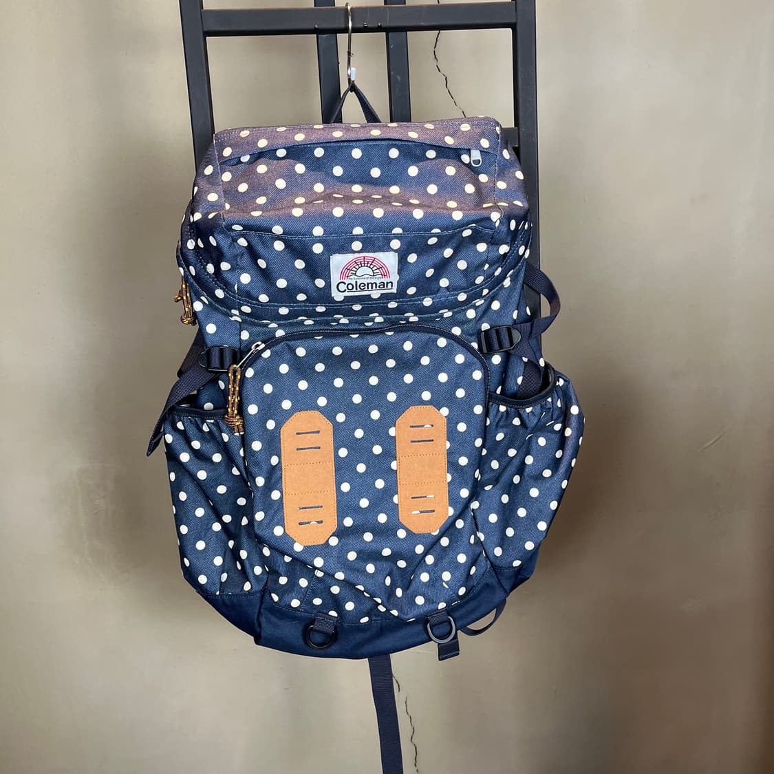 콜맨 도트 백팩 상품이미지1