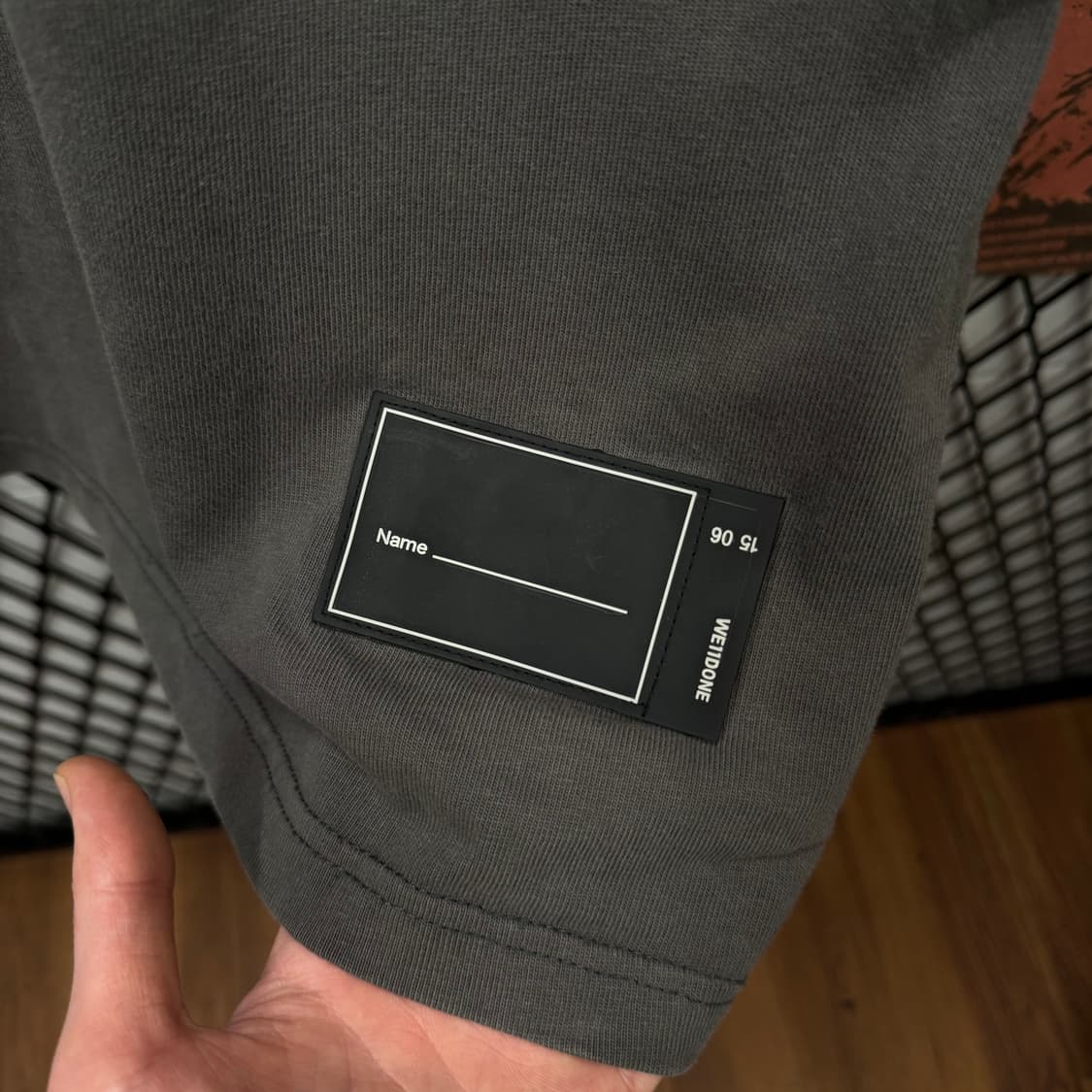 웰던 WE11DONE 롱슬리브 전면 레터링 로고 포인트 차콜 상품이미지6